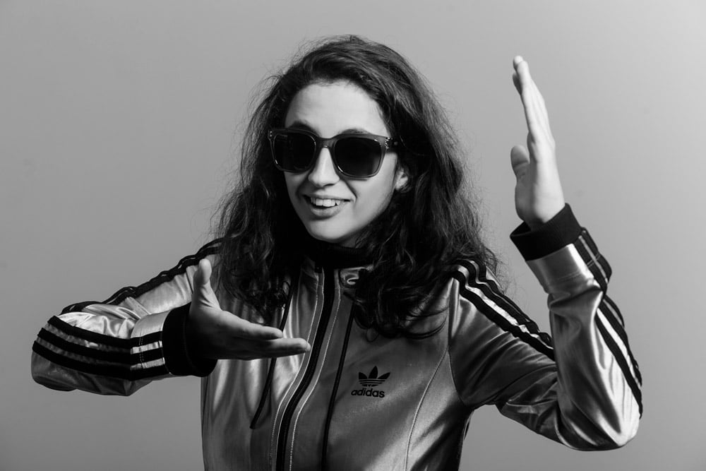 Barbi Recanati: la música a pesar de todo - Fue el disco donde más aprendimos y tuvimos que dejar de lado nuestros egos, tuvieron mucho que ver Alvaro Villagra y Jimmy Ripp, ambas personas de mucha experiencia y además nos era muy difícil contrariarlos y en un cierto momento dijimos "hicimos las cosas de una manera durante muchos años, ahora está bien soltar un poco ¿no?" Nosotros además somos el tipo de banda que queremos que cada disco sea bien diferente, entonces ¿por qué no cambiar nuestra actitud también frente a nuestras canciones?. A veces uno, como músico, se cela mucho de sus canciones, pero decidimos desprendernos de eso aunque nos costó mucho, muchas veces me fui del estudio enojada porque no todas las cosas se hacían como yo quería, pero cuando el disco quedó terminado agradecí muchísimo el haber accedido a esos cambios y me arrepentí de no haber accedido a otros. Recuerdo que Jimmy me dijo "elegí muy bien que batalla querés pelear conmigo", en ese sentido fue "el dolor", dolor del crecimiento en realidad. barbi recanati 1