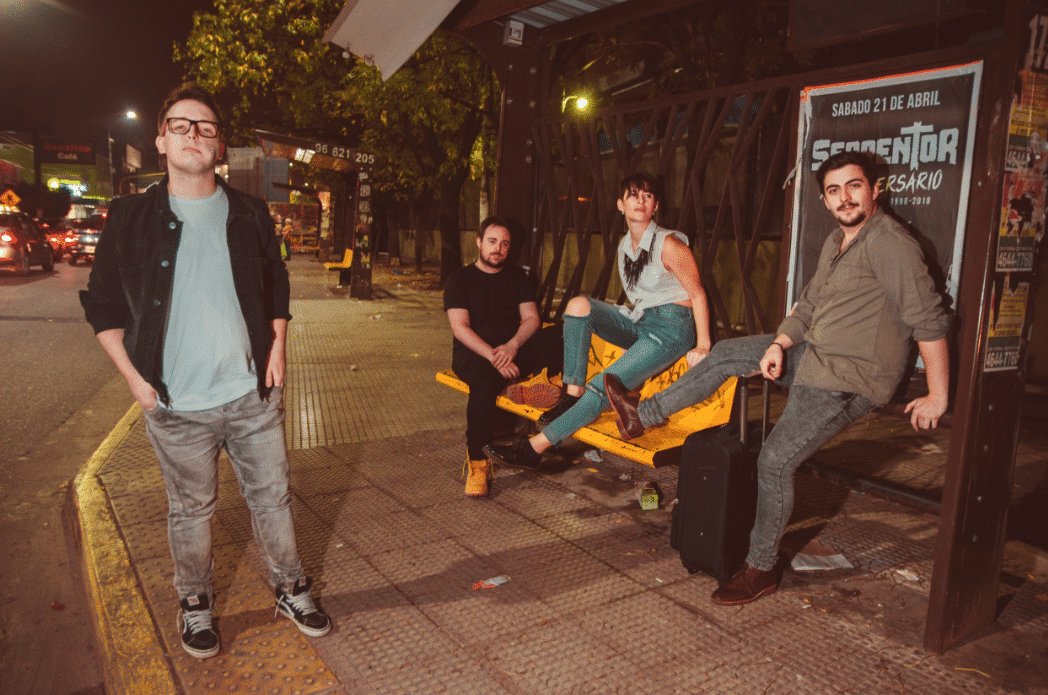 Bluesmog! presenta "Somos tus animales" - El nuevo disco de Bluesmog cuenta con diez temas propios que despliegan bases potentes, combinadas con una amplia paleta de sonidos derivados tanto de su influencia pop rock, como del post punk que marca la identidad compositora que adoptan. A su vez, las melodías de las voces y las letras de las canciones sientan su clara posición en contra de los pre-conceptos establecidos. bb16784b 27e8 41e6 a5de 70b451175ae2