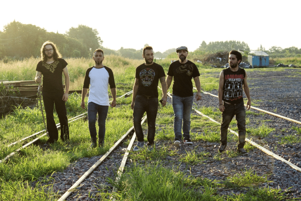 Coche Furgón: el último vagón del rock - Los oriundos de la zona Oeste del Gran Buenos Aires se encuentran presentando su primer material discográfico "Volumen Uno". Grabado de manera independiente entre 2015 y 2016 en El Shoty, sala de los hermanos Martinengo, con las habilidades de Obo Mendez en las máquinas. El mismo estuvo a cargo de la mezcla y masterización realizada en Roble Estudio, bajo la asistencia de Diego "Cabra" Gutiérrez. Los orígenes del proyecto datan de mediados de 2008, momento en el que Daniel y Ezequiel Martinengo se reunieron con Rodrigo Calzado y Hernán Chazarreta en la sala de la mítica "Casa Serrano" en Villa Crespo. Al poco tiempo se sumaría Mario Lombi en la voz.
Las diversas influencias musicales sentaron las bases de lo que más adelante se convertiría en la esencia pura de Coche Furgón. Luego de varios cambios de formación, el 2015 los encontró establecidos para dar el paso más importante de su carrera musical: grabar y lanzar el primer material de estudio.
"Volumen Uno" cuenta con diez temas propios que no sólo recorren historias en común, sino que muestran el lado catártico de situaciones personales planteadas desde un escenario ficticio. La formación actual la integran Cristian Berardi, en voz y teclados; Daniel Martinengo en guitarra y coros; Hernán Chazarreta en guitarra y coros; Rodrigo Calzado en bajo y coros; y Ezequiel Martinengo en batería.
¿Cuáles fueron los inicios de la banda?
Cristian: Hubo dos momentos porque el cantante era otro.
Ezequiel: La primera vez que nos juntamos a tocar estábamos Rodri, Hernán y yo. Al siguiente ensayo vino Dani con la guitarra.
Hernán: Pasaron varios cantantes y bateristas durante esos años. El primer recital lo hicimos un fin de año en una casa en Morón. Mario, que era la voz, decidió dejar la banda para irse a vivir luego a El Bolsón.
Rodrigo: Ahí estuvimos deambulando sin cantante y sin baterista, ya que Ezequiel también se fue.
Ezequiel: Sí, habíamos empezado la banda con unos temas que tenía Hernán y que encajaban dentro de los géneros en los que congeniábamos. Hacíamos covers de Los Redondos y Sumo, pero en un momento no me convenció tanto hacia dónde íbamos y preferí irme.
Hernán: Pasaron dos bateristas y, cuando se fue el último, Ezequiel desde la habitación dijo: "Yo toco la batería".
¿De dónde se conocen?
Hernán: Somos todos primos de diferentes edades porque nuestras madres son hermanas. A su vez, Dani y Eze son hermanos.
¿Vos cuándo te incorporaste, Cristian?
Cristian: Hace unos seis años, por lo menos.
Rodrigo: A partir de eso quedó la base fija de la banda.
Ezequiel: Al par de meses que me incorporé empezamos a trabajar en la producción del disco. Los temas salieron al toque.
¿Eran todos de esa época o tenían de la primera, también?
Cristian: Algunos ya se venían laburan
do desde el comienzo de la banda.
Rodrigo: El disco es un poco el reflejo de todas esas idas y vueltas. No fueron tantas, pero hubo cambios que sentaron las bases musicales de que lo que hacemos y somos ahora.
¿De dónde vienen las influencias?
Hernán: Un poco los covers que hacíamos nos definen. Hemos tocado Sumo, Serú, Riff y hoy hacemos Queen.
Cristian: Venimos de distintos lados y existe hasta una diferencia generacional entre el más grande y el más chico de la banda. Yo particularmente escuchaba poco y nada de música en español. Ezequiel igual, venía del heavy metal, pero te amoldás y buscás los rasgos en común para enfocarte en eso.
Ezequiel: Al encarar la música de cierta manera, inevitablemente terminás escuchando más.
¿Existe un concepto que una los temas?
Ezequiel: Por ahí hay un hilo entre un par de temas que se asemejan en estilo y hablan de situaciones que son similares. "El granero" describe una fiesta en una granja y todo el quilombo que atraviesa. "Mustafa", por otro lado, es el personaje de un tema que está siempre moviendo su cielo y haciendo jugarretas.
Cristian: Son rítmicamente similares. A su vez, el tipo de historias que cuentan y la forma va por el lado de plantear un escenario ficticio. Después hay otra camada de temas que vienen más por el lado catártico, de contar situaciones más personales.
Hernán: A nivel artístico nos produjo un baterista, Diego Gutiérrez, al que le dedicamos el tema "Cabra".
¿Cuál fue su aporte?
Hernán: Él venía a los ensayos, laburaba con nosotros y estuvo en la grabación.
Ezequiel: Le cabe el sonido obsesivo y empezamos a hacer un trabajo en todos los temas.
Rodrigo: También hubo una particularidad en el proceso y es que lo grabamos todo acá. Nos pusimos los tres días.
Hernán: El técnico fue Obo Mendez que tiene el Estudio Roble en Palomar, pero trajo todas sus cosas para laburar acá. Después hubo que esperar un par de meses para que terminara el espacio que estaba armando allá y se pusiera con la mezcla.
Cristian: Buscamos darle a todos los temas el mismo tratamiento y nos sirvió como objetivo. No queríamos que se notaran diferencias estructurales y madurativas entre uno y otro, sino que tuvieran su frescura más allá del tiempo. Lo homogéneo ya es un resultado y ahora lo estamos pensando más a priori. Tenemos más claro cómo sonamos y cómo planeamos sonar. bb844725 57af 4101 bf97 4b6bcd5a5f79
