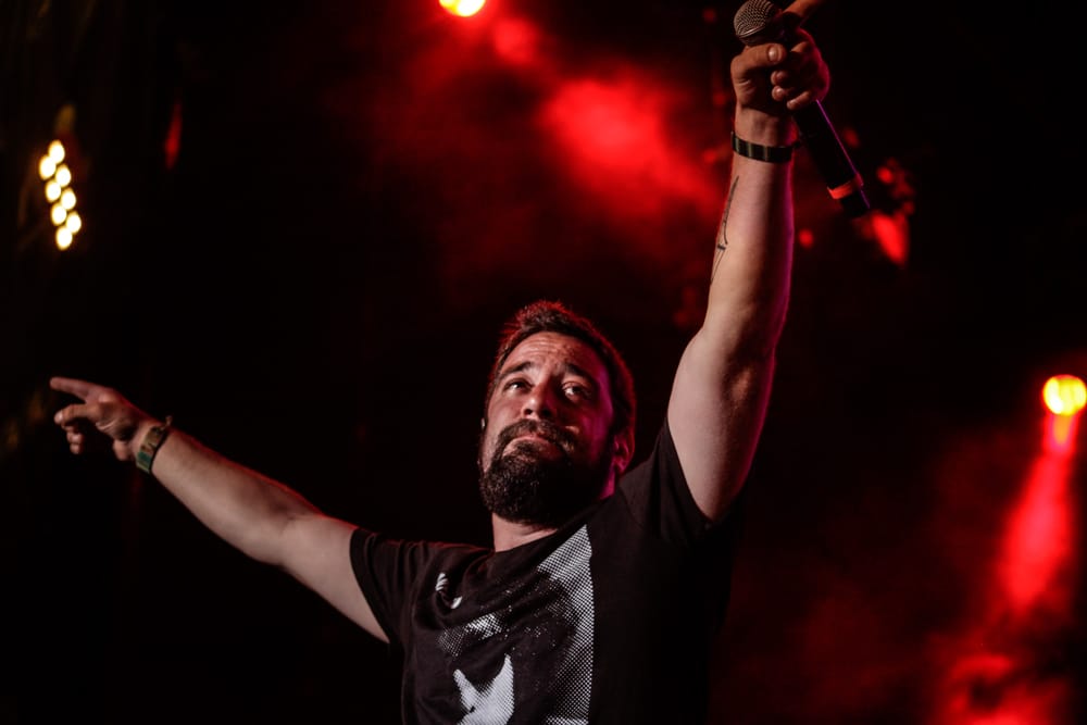 Cosquín Rock 2015: Día 3 - Las Pelotas presentó una lista un tanto más hitera, pero sin demasiados cambios a los últimos shows en Cosquín Rock, siendo el número infaltable en cada edición. "Basta", "Que podés dar", "Ya no estás", "Cómo se curan las heridas", "Siento", "Hola, qué tal?", "Personalmente", "Será", "Si supieras", "Bombachitas rosas", "Esperando el milagro", "Capitán América" y "Shine" fueron algunas de las elegidas por los comandados por Germán Daffunchio. cosquin pastillas