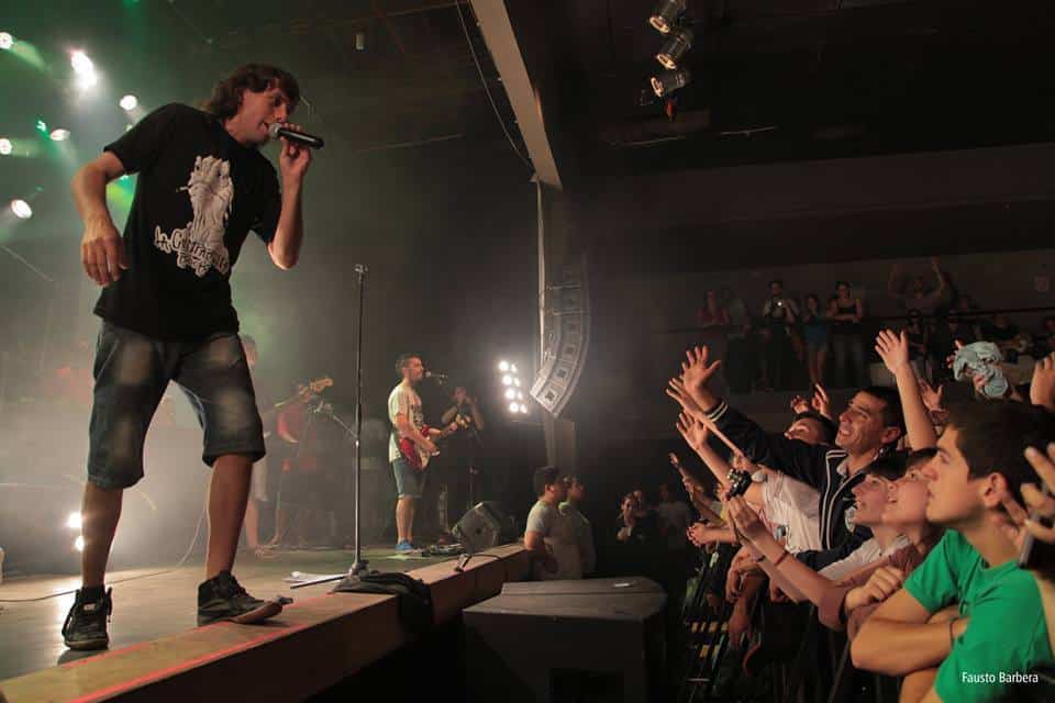 La Cumparsita, a flor de piel - La Cumparsita Rock 72 se formó en la ciudad de La Plata en el año 2001. Su tercer y último álbum titulado "Máquina de sentimientos contra el viento" incluyó 22 temas que fueron grabados en Panda y Eco Estudio, con la participación de Sebastián Perkal como ingeniero de sonido. cumparsita3