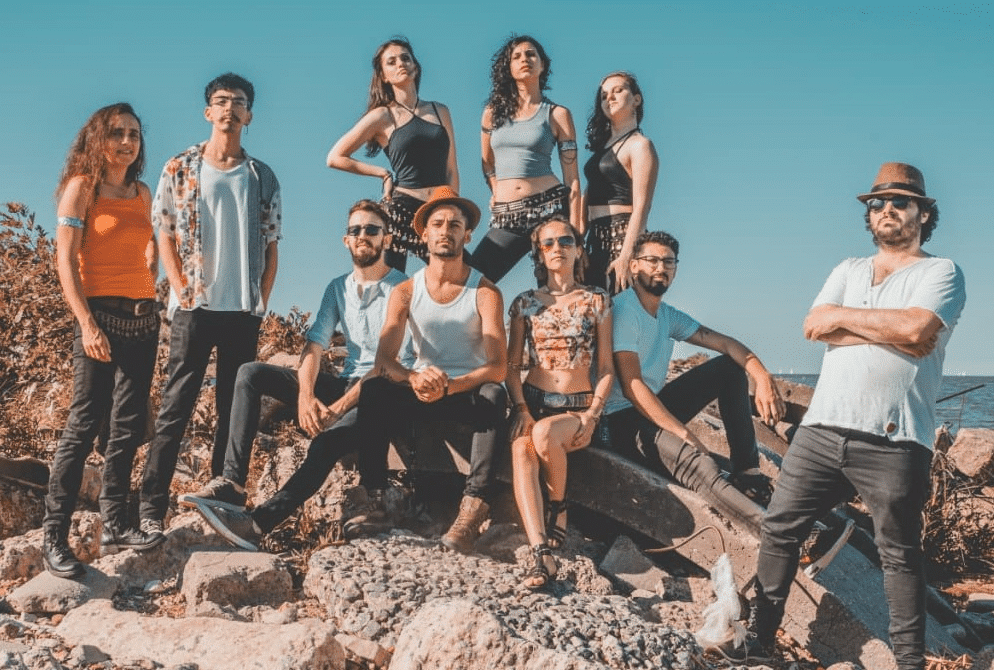 LNG: "Es el primer tema que tenemos con una producción musical electrónica" - "La noche que te grita" corresponde al último single lanzado por Leningrado a través de su canal de YouTube y en todas las tiendas digitales. Fue grabado de manera independiente durante el 2017 en Estudio Art & Buttons, bajo la producción de Rodo Bustos.
LNG nace en el 2016, de la unión musical entre Lucía Cutuli y David López, y se termina de consolidar a mediados de 2017. Año en el que concretan su primera gira por la Patagonia argentina, brindando shows en la ciudad de San Carlos de Bariloche y El Bolsón.
Las composiciones del grupo, proveniente de la zona norte del Gran Buenos Aires, fusionan los sonidos tradicionales de Europa del Este con las texturas modernas del Rock/Pop y la música electrónica. Como así también, versiones y adaptaciones de canciones populares del género Gypsy y Klezmer.
Actualmente se encuentra integrada por Lucía Cutuli en violín y voz; David López en percusión, voz y dirección musical; Facundo Lencinas en sinterizadores; Ignacio Olmos en guitarra y voz; Julián Lanero en bajo; Mele Mellos en trombón y Silvina Dematteis en trompeta.
¿En qué momento grabaron el single y qué buscaron transmitir?
Lucía: Lo grabamos durante el 2017, en Estudio Art & Buttons de San Isidro, bajo la producción de Rodo Bustos.
David: Es el primer tema que tenemos con una producción musical electrónica. Ahondamos aún más en la música bailable, pero manteniendo el tinte gitano Gypsy.
Lo acompaña un videoclip que lanzaron recientemente.
Lucía: Sí, lo lanzamos en diciembre de 2018 con la idea de mostrar cómo son los shows y qué sucede arriba del escenario cuando estamos tocando. Lo realizó Mauro Haydar y, si bien no cuenta con una historia, destaca una complicidad entre la banda y el público.
¿Cómo es el vivo de Leningrado?
David: LNG es música bailable con colores gypsis y también de la electrónica.
Lucía: Además hay un despliegue escénico importante, donde se ve la fuerza de la banda. Existen muchos momentos del vivo que se acompañan con el cuerpo.
David: La banda se caracteriza por la energía de sus shows, con la intervención de bailarinas y diferentes performances. A su vez, se invita a la gente a participar y lo que tiene de particular es que el repertorio es de un solo track para que no dejen de bailar. d6aa731b f8ad 422b 83b8 e282a447162a