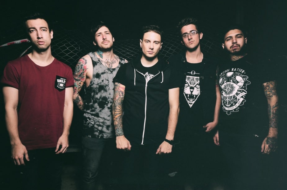 Deny: Invencible en Groove - Luego de regresar de un tour que les permitió recorrer gran parte del país, Deny se prepara ahora para presentar formalmente su tercer disco, que incluye once canciones, un sonido más maduro y fue editado nuevamente por Pinhead Records con un formato digipack. deny