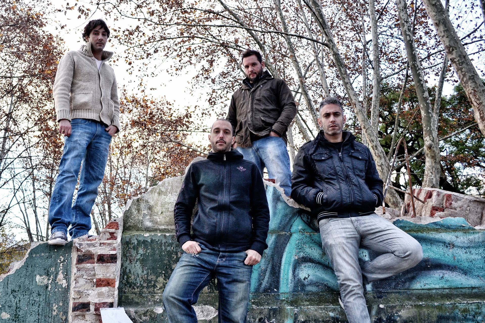 El Aguijón está de estreno - El Aguijón, la banda oriunda de Capital Federal, presentará oficialmente su tercer material discográfico "La rueda" este viernes 25 de agosto en el Teatro Sony. El Aguijón se formó a principios de los años 90 en el barrio de Villa Luro y en su extensa carrera musical logró recorrer los escenarios de toda la provincia de Buenos Aires. Luego de algunos cambios en su formación, la banda quedó integrada por Cristian Rigueiro en voz; Sebastián Palacios en guitarra; Pablo Rodríguez en bajo; y Juan Martínez en batería. En su historial hay tres discos de estudio: Fueguitos (2009), "Frágil. Este lado arriba" (2012) y La Rueda (2017); todos de sello independiente. Actualmente El Aguijón se encuentra trabajando en el próximo video oficial perteneciente al primer corte de difusión del tercer material. ¿Cuál es el concepto de este material? Juan: Representa nuestro tercer disco de estudio que hicimos con una vuelta más de rosca. En este caso tuvimos la oportunidad de grabarlo en El Pie con la producción de Facu Rodríguez; Diego Germán Belli como Drum Doctor y Sergio Álvarez como Guitar Tech.Para nosotros fue un gran paso porque el primero lo desarrollamos en casa, donde teníamos la sala/estudio. El segundo ya lo produjimos con los chicos de Andando y este último fue todo en El Pie y Quark. ¿De dónde salieron las composiciones? Juan: En realidad el gran creador de la banda es Sebastián, nuestro guitarrista. Justamente en este disco lo que propusimos fue ser todos guitarristas, bateristas, bajistas y cantantes. Como siempre produjimos el material, esta vez decidimos hacer composiciones conjuntas. Tanto en lo que refiere a letras como en lo musical. Por ende, se generó algo más heterogéneo y rockero que el anterior. Fue abrirse a un montón de cosas nuevas. ¿ Existe un hilo conductor? Juan: Parece un disco conceptual pero no lo es. De alguna manera está orientado al espacio y es como la vuelta de todo. Empieza a girar de nuevo y nunca se detiene.En este tercer disco regresó nuestro primer cantante, entonces fue como volver a rodar. El hilo conductor se fue dando por separado porque, de repente, nos dimos cuenta que estábamos hablando mucho de algo sin proponérnoslo. ¿Cómo se dio ese regreso del vocalista? Juan: ¿Viste que cada banda tiene como su talón de Aquiles y siempre se les va algún integrante?. A nosotros nos pasó con los cantantes, que es lo más notorio en un disco. Cuando terminamos el material anterior, lo estuvimos rodando hasta que el vocalista decidió irse por motivos personales.Por medio de una persona que estaba en contacto con Cristian nos reencontramos después de diez años en casa, donde ensayamos toda la vida, hablando como si el tiempo no hubiesen pasado. Nos planteamos ese momento como algo único y genial. Se hablaron las cosas necesarias y salimos al ruedo. Fue como volver con amor y muchas ganas. Estimo que fue algo muy movilizante para la banda y el público. Juan: Sí, para cualquier banda es tremendo y más si es el frontman. Vos como espectador vas a ver a un grupo y de repente te encontrás con alguien que canta distinto y que te puede gustar más o menos.Ni bien volvió Cristian grabamos una canción para difundir en las redes y presentarlo como el cantante de El Aguijón. A su vez, tuvo que reinterpretar dos discos anteriores y componer las voces para este nuevo.Creo que el primer cantante siempre le dio una identidad a la banda y los otros que pasaron quedaron en el medio. Sin desmerecer a nadie, para los amigos que vinieron desde el comienzo es como un reencuentro con las canciones anteriores. A nosotros también nos pasa de acordamos que lo hicimos hace un montón. ¿Cuál fue la primera impresión al escucharlo terminado? Juan: A nosotros nos sorprendió muchísimo y estamos contentos con eso. También preparándonos para la presentación del 25 de agosto en el Teatro Sony. Es un lugar que nunca fuimos y es muy lindo. La idea es tocar el disco entero y hacerlo lo más fiel posible a como suena.Quizás sumemos algo en formato acústico, con invitados y unas visuales. Lo que sí sabemos es que las entradas al teatro ya se agotaron y es algo nuevo para nosotros. e70fb03d b9e9 4e0b 8e69 b0b240a66cf2
