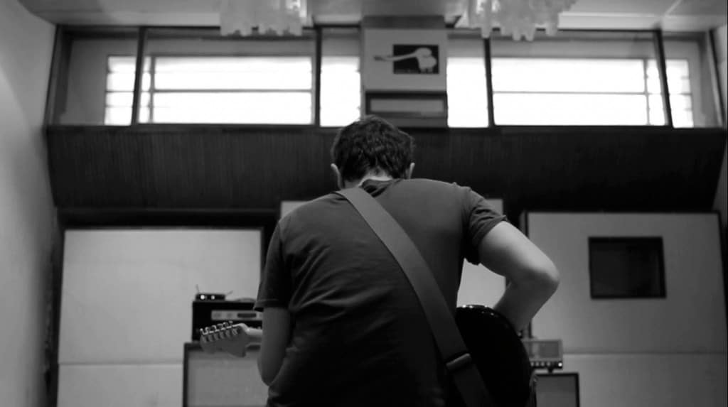 La peli de NTVG - "El verano siguiente" es un documental sobre la banda uruguaya, dirigido por Gabriel Nicoli. Un film emotivo que te permite viajar a través de las sensaciones, los afectos y las vivencias de cada integrantes a lo largo de un año de trabajo. Tiempo donde no solo grabaron su séptimo disco, "El calor del pleno invierno", sino que a su vez tuvieron que afrontar la triste pérdida de su tecladista y amigo, Marcel Curuchet. eca71360 9445 4292 85bc d1f10200645c