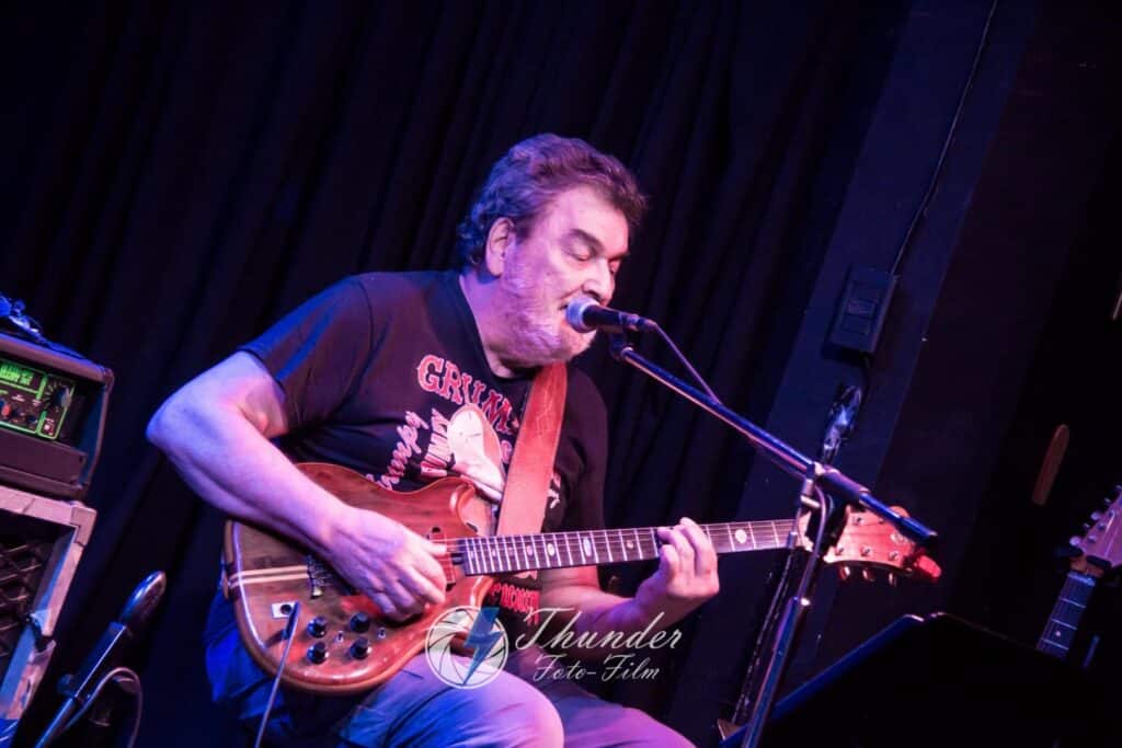 Edelmiro Molinari - El guitarrista Edelmiro Molinari formó parte de Almendra, la banda de Luis Alberto Spinetta, y luego de Color Humano, junto a David Lebón y Rinaldo Rafanelli. En la segunda mitad de los '70 se radicó en Estados Unidos, de donde volvió para la reunión de Almendra. Paralelamente produjo artísticamente a muchos grupos. Su primer disco solista lo editó recién en 1983, junto a su banda soporte La Galletita, integrada además por Alejandro Pensa en batería y Skay en guitarra. Edelmiro Molinari