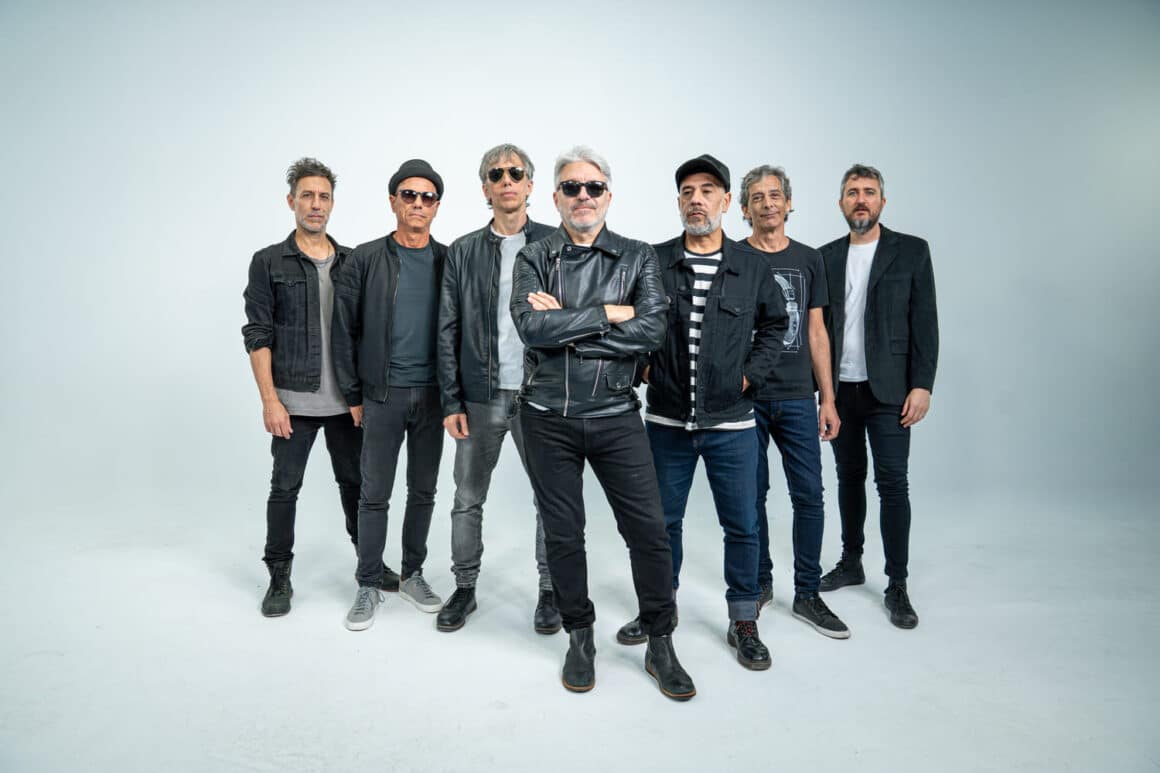 Estelares - El cuarteto platense Estelares debutó en 1996 con el álbum "Extraño lugar" combinando lo pop y lo melódico con una marcada y sorprendente estética tanguera, que lo hace aparecer como una novedosa propuesta dentro de la escena rockera. Estelares 2025. Foto de prensa