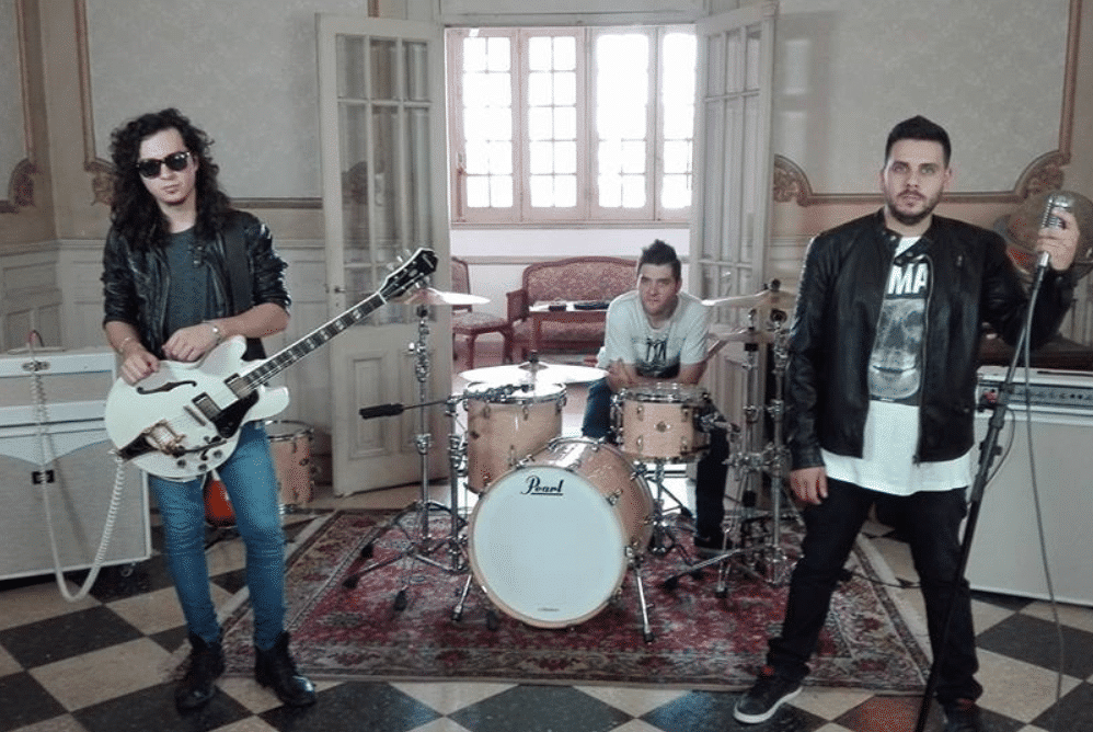 Explicit presenta "#Conectados" en The Roxy Live - Explicit culmina un año intenso en el que se metieron de lleno en un estudio de grabación para dar rienda suelta a "una verdadera evolución del sonido de la banda y un cierre de ciclo que abre otro", según adelantó la banda. Este nuevo álbum, bautizado bajo el nombre "#Conectados", será presentado en vivo el 27 de diciembre en The Roxy Live junto con el videoclip del corte que da nombre al material. f01cb76a f432 4ca7 8b28 a52eed4197e2