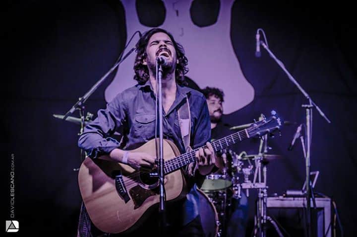 Guauchos: "Estamos listos para una nueva aventura" - Con su fusión de folk rock, Guauchos logró llegar a cada rincón del país con aceptación y un constante crecimiento en convocatoria durante 2014. Mismo año en el que la suma de porotos incluyó: debut en la edición rockera del festival cordobés; Premio Gardel en la categoría Mejor Álbum Artista Nuevo de Folklore por su segundo disco "Pago" (2013); gira por España; y participación en el ciclo "Música en el Salón Blanco" de la Casa Rosada. guauchos 2