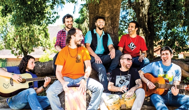 Josefita tiene baile para rato - La banda de Villa Lugano lanzó su tercer disco de estudio y ahora se prepara para explotar The Roxy. "Baile para rato" es el tercer disco de la banda, grabado entre noviembre de 2015 y marzo del 2016 por Martín Pomares en estudios Romaphonic, Santiago Vilas en LodeSanti Records, Diego Guagnini en Bantu y Felipe Fernández en Submarino Naranja.
"Es el mensaje de lucha y resistencia que Josefita quiere contar y cantar. El barrio, el rock, la amistad y el carnaval son las defensas más genuinas en este mundo complejo y amenazante", expresaron sus integrantes.
Lanzado en vivo en julio del 2016 en La Trastienda Samsung, presentado en escenarios de Capital y Gran Buenos Aires, con un gran show presentación en Rosario y una gira que perfila un 2017 prometedor para Josefita.
Tres años separan a "Sur" de este nuevo material. ¿Cómo se gestó?
Pablo: Este último disco lo trabajamos de una manera diferente a los demás. En los dos anteriores siempre que terminábamos veíamos cosas que nos hubiese gustado hacer de otra forma. En este caso lo trabajamos durante un año, todos los integrantes de la banda presentaron sus canciones y las llevamos a la sala. Las grabamos de manera casera para laburar más fino y avanzar en un proceso largo, hasta llegar a este disco.La producción estuvo a cargo de Santi, que es el tecladista de la banda y tiene los conocimientos con los que nos sentimos bien representados. Él labura desde siempre en estudios y siendo parte de la banda entendía lo que pretendíamos lograr. La verdad es que quedamos súper conformes con el resultado.
¿Qué concepto tenían en mente?
Pablo: Justo el disco venía acompañado por los diez años de la banda que cumplimos en 2015. Entonces ya veníamos con una idea de la lucha del under, la continuidad y seguir las emociones. Cosas que fuimos tomando en nuestra carrera y nos gustaron. A su vez, cuando presentamos las canciones notamos que estaban todas bastante hermanadas. Si bien son distintas hay un concepto muy parecido.
¿A qué le pusieron foco en cuanto a lo técnico?
Pablo: Lógicamente, queríamos avanzar hacia un sonido lo más profesional posible. Siempre que está por salir un disco uno se pone a escuchar grandes materiales y, a la vez, discos de bandas o solistas actuales que están laburando en primera para tratar de equipararse.Buscamos crecer en ese aspecto y mejorar el sonido de todos los instrumentos para lograr la fuerza del vivo. Lograr ese concepto de lo natural y que no hubiera cosas que no pudiéramos defender arriba del escenario.
¿Por qué la decisión de grabar en Romaphonic?
Pablo: El disco anterior lo grabamos en Roma Roma, que es el estudio que tienen ellos en Pilar. Grabamos la batería, el bajo y quedamos súper contentos por la forma de laburo. En ese momento siempre surgen presiones y se quiere aprovechar los tiempos, porque cada momento que se estira repercute en el bolsillo de la banda. La verdad es que la experiencia que hemos tenido fue buenísima y la quisimos repetir en Romaphonic.
¿Cuánto tiempo les llevó?
Pablo: Al estudio fuimos con todo súper armado y cada uno sabía lo que tenía que tocar. De hecho esta vez hicimos algo distinto, que fueron las referencias para la batería. Estaba todo por pista y armado en función al equipo de trabajo.Es importante no tomar decisiones cuando te aprietan el reloj o la ansiedad, porque los tiempos de un disco no siempre se cumplen según las proyecciones que uno tiene.
Eligieron un arte de tapa bastante particular.
Pablo: El arte lo manejamos con Diego Arias, como en los discos anteriores, que es un artista amigo que siempre se encargó de ponerle imagen a nuestra música. Fuimos planteando algunas ideas y dejamos que volara mucho en el contenido del libro y se inspirara en las canciones. A su vez, le pusimos énfasis en la tapa y contratapa. Nos gustó mucho la idea de un refugio en el que estábamos tanto los músicos como la gente que labura con nosotros y el público.
¿Cómo definirías al público de Josefita?
Pablo: Es un público con mucha energía, muy afectivo y agitador. También tenemos la suerte de que nos acompañan muchas familias, entonces se torna algo cuidadoso. La otra vez estábamos tocando en La Trastienda y, además de la gente que hacía pogo, se veía en un costado una persona con un nene chiquito a caballito. Ahí te das cuenta de cómo la gente los cuida. Eso está buenísimo y resulta gratificante que el público nos acompañe siempre.
¿Qué te llevaste de aquel lanzamiento en La Trastienda?
Pablo: Era una fecha muy esperada porque representaba la oportunidad de que la gente se llevara este trabajo que tanto nos había costado. Además, fue un año en el que tocamos muy poco, así que estábamos ansiosos. Habíamos dado unos shows en Capital, Rosario y La Plata, pero nos faltaba eso.Resultó una noche hermosa y nos sorprendimos mucho cuando abrimos con uno de los temas nuevos porque lo cantaron un montón. Las canciones solamente estaban subidas a Spotify y a nuestro canal de You Tube, sin embargo ya parecía que se las sabían.No llegamos a tocar todo el disco porque cuando hay muchos temas nuevos a veces el show se torna poco dinámico, pero nos llevamos una linda sorpresa.
¿Qué planes tienen para el 2017?
Pablo: Es un año al que estamos apostando fuerte y es la primera vez que empezamos con un show nuestro tan temprano en Capital. El año pasado se nos fue casi todo el esfuerzo en el disco y este lo proyectamos en salir a tocar y presentarlo acá. A su vez, queremos ir a Rosario, La Plata, Mar del Plata y Córdoba, entre otros.Va a ser un 2017 fuerte en Capital, así que esperamos mucho laburo y alegrías. La próxima fecha será el 10 de febrero en The Roxy y ya tenemos armada una lista extensa, donde tocaremos el disco nuevo más los clásicos de siempre.
¿Contemplaron la idea de un nuevo videoclip?
Pablo: Sí, estamos pensando en concretarlo una vez que pase la fecha del Roxy. Seguramente nos juntaremos a rodar para presentarlo a mitad de año. Por ahora estamos analizando diferentes opciones. josefita