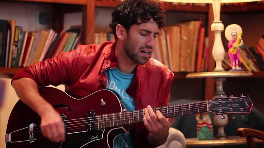 El espejo de Juan Regidor - Tras terminar con su anterior proyecto musical, el trío Camelar (con quienes editó tres discos), Juan Regidor comenzó su carrera solista con un primer LP en 2011: "Pinturas en el agua". juan regidor