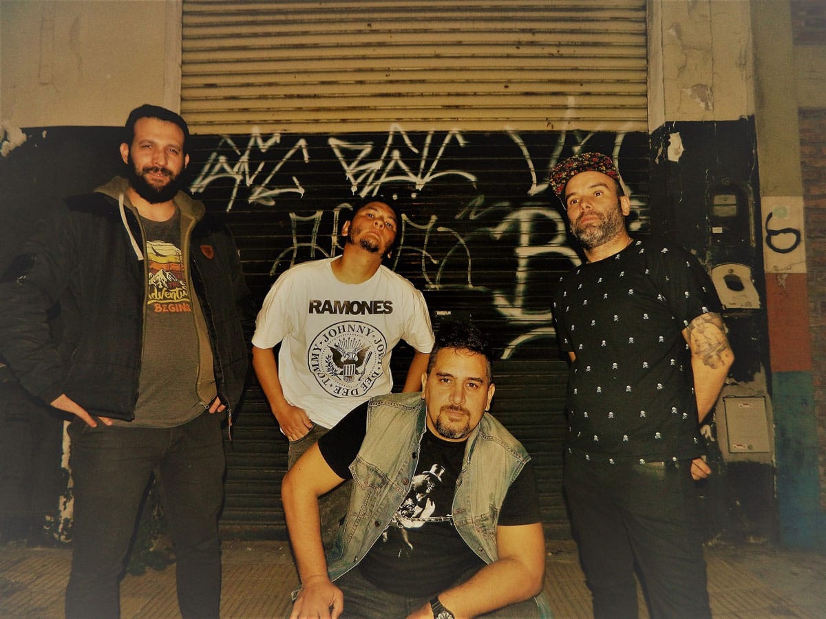 La Escuela de Frankfurt: "Estamos en una etapa más rockera" - "La canción es una pintura de una sociedad, egoísta, envidiosa –describe Marcos Paye, cantante de La Escuela de Frankfurt-. Habla de esas personas que dan una opinión sin que nadie se la pida. Y, no conforme con eso, agregan que ellos lo habrían hecho mejor que vos. Estamos en una etapa más rockera. Queríamos contar esta historia con una intervención musical más bien cargada, poderosa. Es lo que pide la canción, un sacudón. Desde lo musical la canción expresa ese desahogo. La letra es clarísima, en algún fragmento del tema vas encontrar algo que te traiga un recuerdo similar, a un personaje de estos". La Escuela de Frankfurt