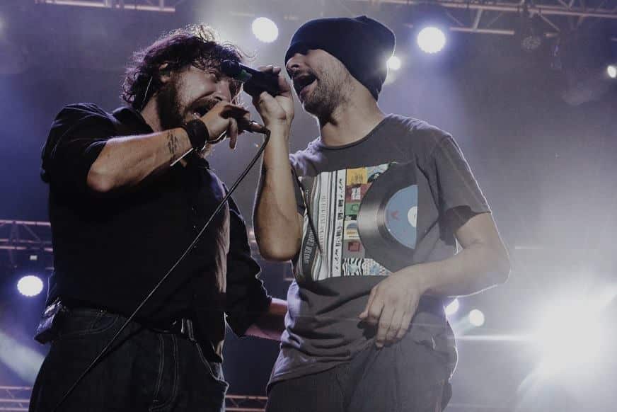 "Érase", un cuento breve hecho canción - En julio lanzaron "Uno para todos", el DVD en vivo que filmaron durante los shows en el Luna Park. El mismo día que lo presentaron, entraron a grabar su sexto material, "Érase". Hoy disco de oro en Uruguay, La Vela Puerca se enfrenta a un nuevo desafío que en 2015 la llevará a navegar por los distintos continentes con el viento a favor siempre. la vela 2