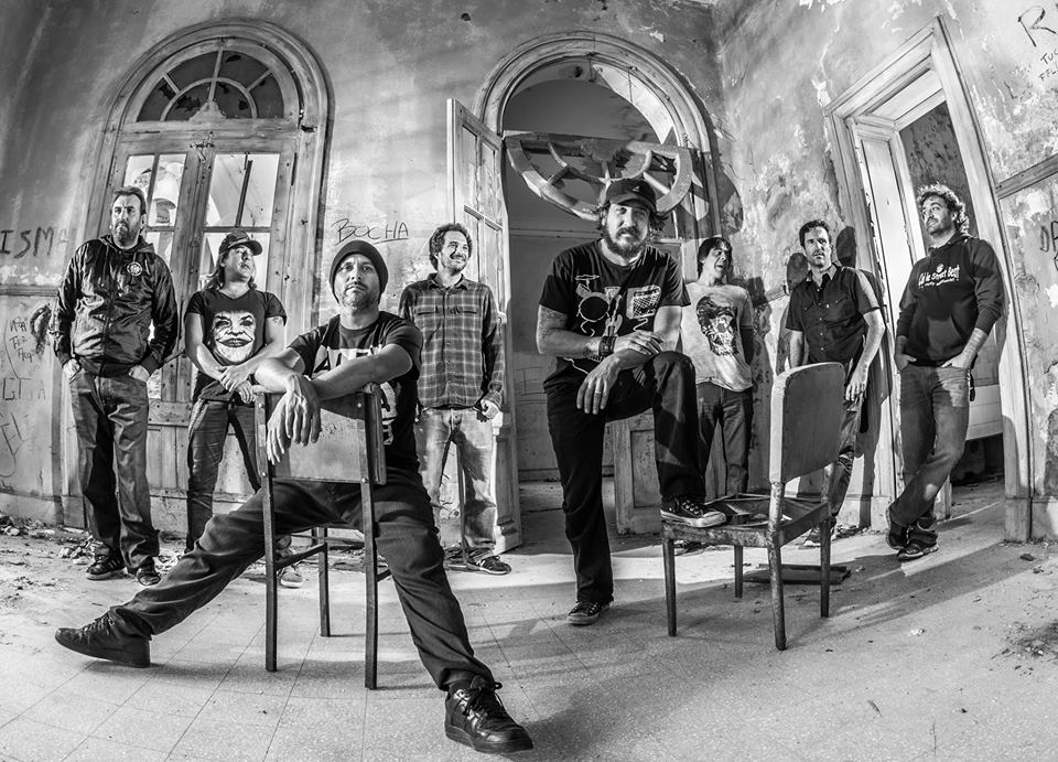 "Érase", un cuento breve hecho canción - En julio lanzaron "Uno para todos", el DVD en vivo que filmaron durante los shows en el Luna Park. El mismo día que lo presentaron, entraron a grabar su sexto material, "Érase". Hoy disco de oro en Uruguay, La Vela Puerca se enfrenta a un nuevo desafío que en 2015 la llevará a navegar por los distintos continentes con el viento a favor siempre. la vela