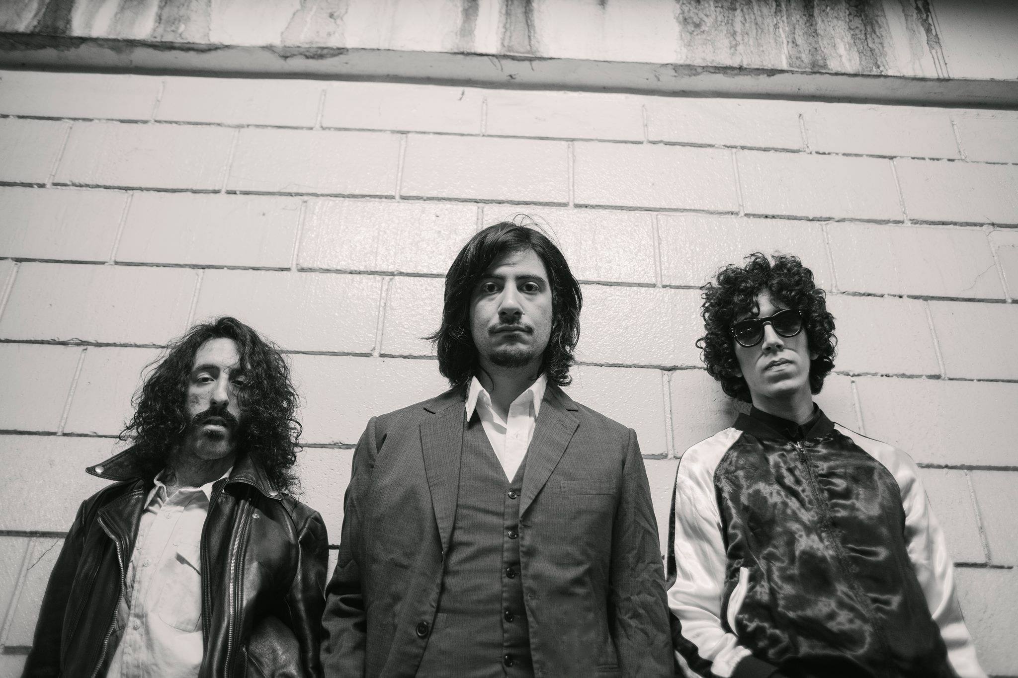 Las Diferencias:"El punto es creer en lo que uno hace" - Con un gran segundo disco, el trío de Caseros vuelve a sorprender y reafirmar que, a base de rock clásico, son una de las bandas más prometedoras de la nueva escena nacional. las diferencias
