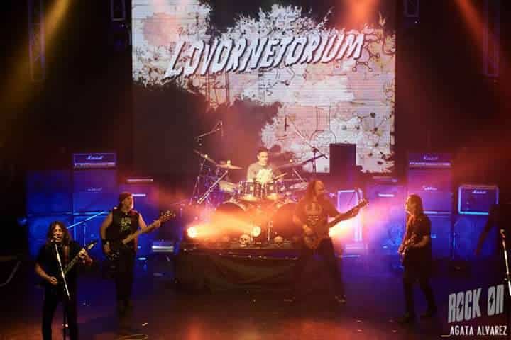 Rabioso debut de Lovornetorium - Tras un 2016 sumamente difícil para Lovorne, donde no sólo debieron afrontar la muerte del histórico baterista, Juan “Locomotora” Espósito, sino también la realidad de que no llegaban con el dinero suficiente poder fabricar y distribuir el último material, finalmente el Carpo envió desde arriba una luz mística para que todo resultara como esperaban. lovorne2