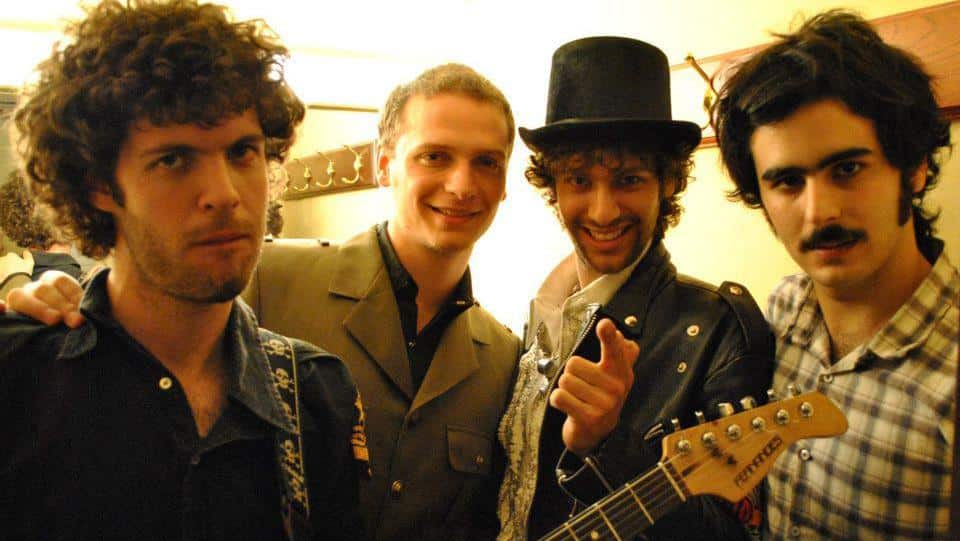 Mariscal tiene una nueva fecha en The Roxy Live - Ezequiel: Si, pero tenía otro nombre y recién en el 2008 pasamos a llamarnos Mariscal. Fue la etapa en que nos unimos con nuestro productor Martín Daulerio y a su vez surgió el proyecto de grabar bien lo que en principio teníamos como Demo. Nos trasladamos al Estudio 34 en las afueras de la ciudad de Córdoba y así salió nuestro primer disco en el 2012. El lugar estaba buenísimo porque era súper tranquilo, podías ver las sierras de fondo y desconectarte por completo. mariscal2014