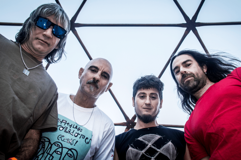 "Tenía muy en claro que no iba a hacer rock barrial" - Tras tocar por más de diez años junto a La 25, Marcio Gaete presentó su primer disco de estudio "Cielos!" junto a Los Platillos Voladores. platillos