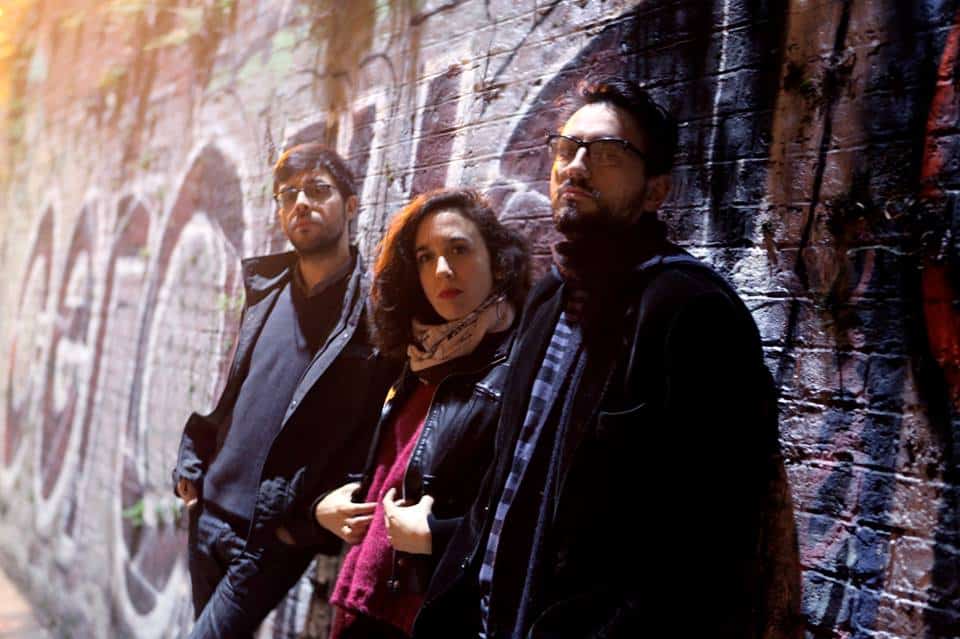 Rosal presenta "La música es mi eje" - María: La realidad es que no teníamos un registro en vivo de la banda y, si bien está armado con cinco shows, para nosotros funcionó como un concierto virtual porque pasó por toda la discografía de la banda. A eso se le sumó las diferentes formaciones y versiones de los temas. Es como un buen resumen de lo que es Rosal después de diez años de carrera. rosal