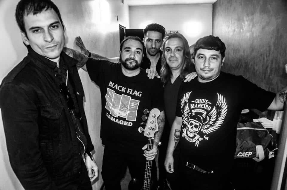 "La eternidad en una hora", un disco de Satan Dealers - Un mundo donde los discos son eternos, aunque esa eternidad –en lo concreto– apenas dura una hora. Comienzan y terminan, como la vida misma, pero condensan sensaciones que no expiran. Un riff con las válvulas al rojo, una base que golpea en el pecho, un grito que lo ahuyenta todo: cada parte, cada gesto, se vuelve inmortal en Satan Dealers. satan dealers