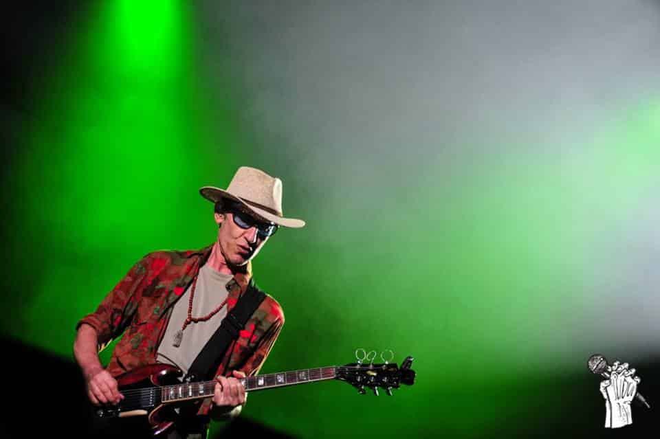 Cosquín Rock 2015: Día 2 - Llegó el cierre del Cosquín Rock 2015 con la jornada reprogramada del domingo por las fuertes lluvias que azotaron todo Córdoba. Los puntos altos del día estuvieron en Skay, La Perra Que Los Parió y la gran convocatoria en el temático, por donde pasó Don Osvaldo. skay