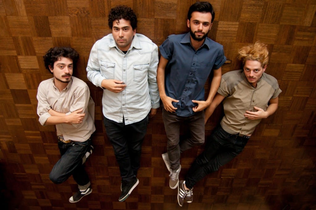 Quienés Son: Telescopios - “Telescopios le canta a la cotidianeidad y a los seres y sus espejos. Ese es el paisaje para nosotros hoy. Casi siempre aparece primero la música pero tratamos que, junto con la letra, la canción sea un ecosistema en sí mismo”, explica Bernardo Ferrón (guitarras eléctricas y programación del grupo cordobés). telescopios
