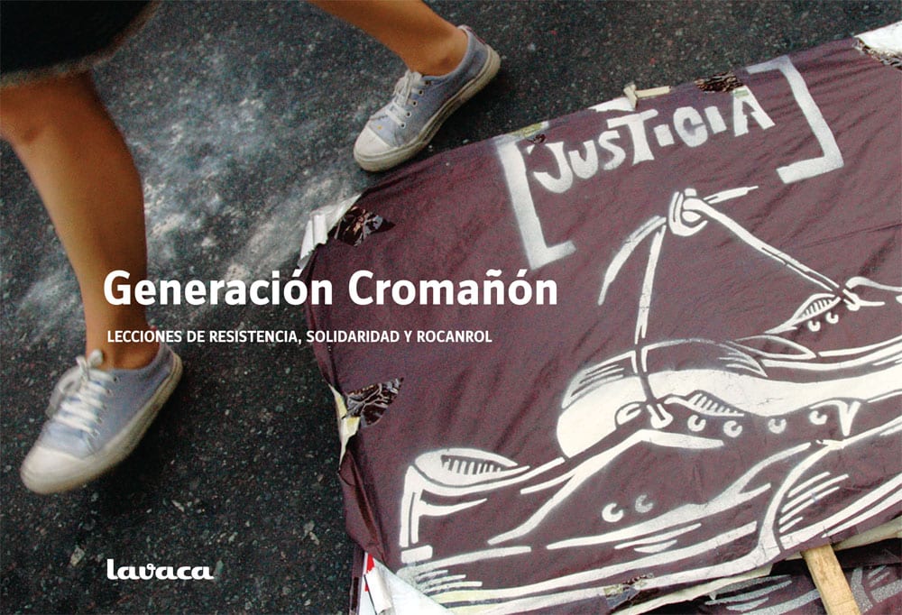 Generación Cromañón - Se cumplen quince años de la masacre que marcó una generación. La respuesta desde lavaca fue escuchar: hicimos un libro. Comenzamos a producirlo esa misma semana. Desde la primera movilización y durante varios meses acompañamos las asambleas. Nos interesaba especialmente escuchar a los chicos y chicas, los llamados "sobrevivientes". En los medios comerciales la voz de Cromañón eran los padres. En nuestro libro, son los jóvenes. Es esa generación. Lo compartimos aquí libre en PDF, con las fotos de entonces del colectivo Sub. 0255fede 894b 4892 908f 39ad02270cd5