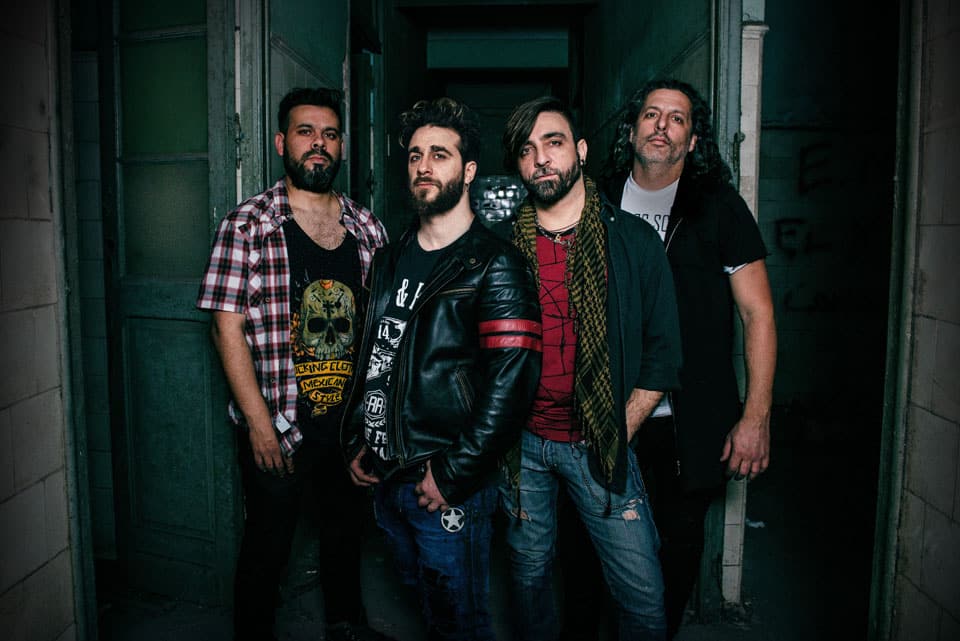 Gusano’s Hellmachine: "Cantar lo que uno siente es algo genial" - La banda de metal, fundada por Jorge ‘Gusano’ García, se prepara para presentar nuevo material. "En la primera banda que estuve, cantaba y tocaba la viola. Si bien fue una experiencia genial, que forjó mi personalidad como músico, cuando vine a Buenos Aires buscaba armar o estar en una banda y tocar solo la guitarra", rememora Jorge ‘Gusano’ García, guitarrista y cantante del cuarteto metalero completado por Lucas Caamaño (bajo), Marcelo Da Ruos (guitarra) y Luis Ballieri (batería). "Al no poder concretar ese objetivo, comencé con este proyecto, al principio instrumental, para poder salir a tocar".
¿Qué te llevó a, finalmente, transformarte en cantante full time?
Por suerte, se fue formando una banda, una familia, y con apoyo de mis compañeros y de mi profesor de canto, Javier Barrozo, en el EP de 2012, me animé a cantar. Desde ese momento, siento que encontré mi lugar, escribir y cantar lo que uno siente es algo genial, y que el público lo sienta y te acompañe, es algo impagable.
¿Qué te resultó más cómodo, el trabajo solista o como banda?
J.G: En realidad, la comodidad no es mi fuerte. Sí hacer las cosas bien, como corresponden y, en ese sentido, aprecio mucho el esfuerzo de mis compañeros en cada etapa que les tocó vivir en la banda. Cada uno deja su huella y, obviamente, trabajar en equipo es mucho más placentero.
Tienen dos EPs, dos LP y otro EP en camino. ¿Qué los inspira cuando componen?
J.G: La vida en sí. Muchas letras surgen de experiencias personales, por no decir la mayoría. Otras, quizás, son más sociales. Pero en todas tratamos de dejar un mensaje positivo ante una situación adversa, una pérdida, personas que dejan una marca en uno y es bueno liberar, y que también les sirva a otras personas. Están por editar un nuevo trabajo, "Resurgir". ¿De qué trata?
J.G: Si bien sigue la línea de "Cambios" , en este EP encontrarán un sonido más actual. Volvimos a bajar las afinaciones, y en cuanto a las letras, creo que son mucho más logradas. También incluimos una versión de "Valorándome" en inglés, "Facing You". Es un EP muy directo y con mensajes muy claros.
¿Cómo es un vivo de Gusano’s Hellmachine?
Luis Ballieri: Muy intenso, se deja mucho en el escenario, queremos transmitir al público toda la energía y pasión que sentimos al tocar, tratamos que cada detalle sea perfecto, que cada persona se lleve la mejor impresión de nosotros, como banda, como músicos y como personas. Se disfruta mucho bajar del escenario y que la gente te felicite por tu banda, por tu trabajo en tu instrumento. Terminar felices y conformes con lo entregado es la mejor recompensa
El 9 de diciembre presentan "Resurgir" en Uniclub. ¿Qué pueden anticipar?
L.B: ¡Va a ser una fiesta! Se está poniendo todo para que la gente se vaya muy conforme y con ganas de más. Hay temas sorpresas con invitados grosos, las bandas que nos van a acompañar son excelentes, así que va a ser tremenda fecha ¡no se la pueden perder por nada!
J.G: Siempre que tocamos en el Uniclub es un show inolvidable. Es nuestra cuarta vez, y no será la excepción. Estamos trabajando muchísimo en nueva escenografía, setlist y, como siempre, dar lo mejor y no dejar de sorprender al público. Será un reencuentro muy esperado ¡una fiesta asegurada! ¿Cómo siguen después del show?
L.B: La idea es seguir trabajando y componiendo para lo que va a ser el nuevo disco.
J.G: Tenemos muchas propuestas para presentar el nuevo material por el interior del país y el exterior, así que muy entusiasmados. Seguramente, el 2018 nos encuentre viajando y tocando bastante.
Gusano’s Hellmachine se presenta el sábado 9 de diciembre en Uniclub (Guardia Vieja 3360, CABA), junto a Lobras, Evilive Monster y Cadáver. 05d0ded5 9659 4019 b465 e682be370bfa