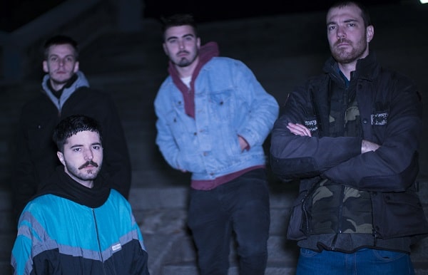 Julepe: "No nos gusta rotularnos, ni quedarnos quietos en un lugar o sonido" - El conjunto de rock, pop, Indie, Julepe presenta su nuevo EP "Rompiendo el tiempo", sucesor del álbum debut "El retamal" editado hace un par de años. "Teníamos muchas ganas de entrar a grabar y no sentimos la necesidad de grabar un disco de larga duración –sentencia la voz cantante Julián Pérez-. La verdad es que hacemos lo que queremos y sentimos en cada momento, por eso nos dedicamos a pleno a trabajar y producir estas cuatro canciones". ¿Hay algún hilo conductor entre estas cuatro canciones? "Rompiendo el tiempo" atraviesa las cuatro canciones contando lo que alguien puede llegar a sentir cuando se va muriendo un amor: por momentos querés jugártela y no pensar tanto en lo que pueda pasar en el futuro y para eso es necesario romper el tiempo. ¿Musicalmente en qué se diferencia este nuevo material al álbum debut? A diferencia de "El Retamal", nuestro nuevo EP está trabajado en formato banda, en ensayos junto a Cherno, nuestro productor. Con más tiempo de trabajo en cada canción, y nos agarra en un momento de una nueva búsqueda sonora. Son una banda que saca a relucir todos los condimentos del Indie, toques garageros y canciones rock/pop pegadizas, ¿sienten que encontraron el sonido que quieren que perdure en Julepe? Creemos que nos vamos acercando a lo que queremos como banda pero no nos gusta rotularnos, ni quedarnos quietos en un lugar o sonido. Siempre vamos a intentar tener nuestro sello en las canciones, pero no nos cerramos a seguir explorando nuevos caminos musicales. Julepe se presentará el jueves 25 de octubre, a las 21, en Niceto Club. Niceto Vega 5510, CABA. 0d44edb4 9dba 47fc b774 d1053c42ad83