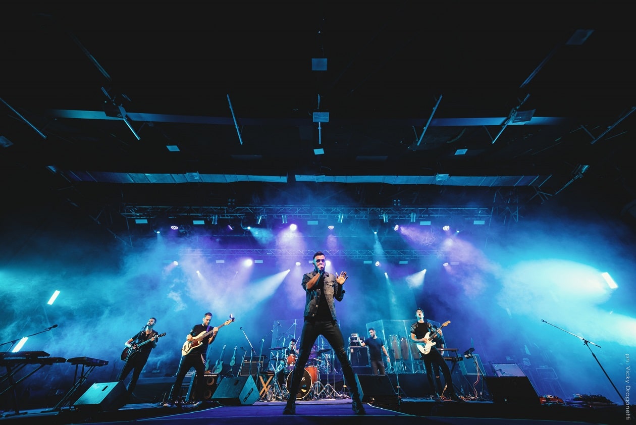 Giros: "Nos gusta generar un impacto distinto en cada show" - La banda platense de pop rock viene mostrando cinco adelantos de lo que será su próximo disco y este domingo en La Trastienda presentará la mitad restante del nuevo material. "La industria musical está muy centralizada en la parte audiovisual, entonces decidimos ir largando singles de adelanto, cada uno con su respectivo videoclip –relata su cantante Lucas Güimil-. De esa manera obtuvimos más alcance y aprovechamos mejor el material en cuanto a la relación tiempo/inversión. Al ser una banda independiente y autogestionada tratamos de optimizar y aprovechar al máximo cada cosa que hacemos. Tenemos un equipo de trabajo realmente hermoso y confiable con el que trabajamos codo a codo constantemente para sacar a la luz la mejor parte de Giros". ¿Estas cinco canciones que vienen mostrando tienen algún hilo conductor o están conectadas de alguna forma con las otras a estrenarse? Todas las canciones que van completar el disco tienen que ver con esos procesos que a veces nos toca transitar: procesos de soltar, de desapego, de dejar algo atrás y buscar en lo que nos queda la esperanza para poder seguir. Cada canción por su lado nos cuenta una parte de esos procesos, un estado de ánimo que identifica muchas veces a las personas cuando atraviesan situaciones de desamor o desilusión, desde la parte inconsciente hasta lo más cotidiano de la convivencia. ¿En qué se diferencia este álbum al anterior y qué cosas conservan de aquel disco debut? "Despertar" (2017) fue más rockero, con arreglos más duros en cuanto a la música, a diferencia de lo nuevo que es mucho más pop. Las letras de las canciones del primer disco son personales y sentimentales, que es lo que hoy en día mantuvimos en el nuevo álbum. Lo que fue mutando y mejorando fue el trabajo previo a las canciones, la producción final de cada una. Las colaboraciones de Emanero y Los Tipitos han aportado muchísima frescura al disco que está por estrenarse. ¿Cómo se preparan para el show en La Trastienda, qué expectativas tienen? ¡Estamos muy ansiosos y contentos de poder dar nuestro primer show en La Trastienda y más aun presentando disco nuevo, creemos que va a ser una fecha inolvidable! Hace tiempo venimos preparando todo, las canciones, la puesta en escena y todos los detalles que hacen al show. Nos gusta siempre generar un impacto distinto en cada show, y al ser la presentación del disco merece una preparación extra, con bastantes sorpresas. ¡Esperemos que les gusten tanto como a nosotros! Giros se presentará el domingo 14 de julio, a las 20, en La Trastienda Club. Balcarce 460, CABA.
Foto por Vicky Dragonetti 17f1014d 207a 4bd7 ba33 89b810d9fbd4