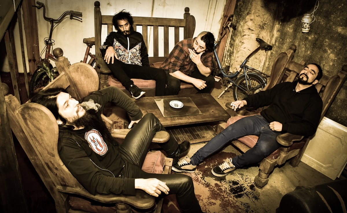 Los Videos: "Cada canción tiene vida propia" - Con el punk rock y el hardcore como bandera, el conjunto bonaerense presenta su potente álbum debut "Arcadia". “Habla de nosotros, como especie. De las contradicciones que pueden existir entre diferentes personas, o grupos, y dentro de uno mismo –relata su voz cantante Max Jones-. Cada canción tiene vida propia, y el oyente no sabe de antemano si lo vamos a encarar o si vamos a enfrentarlo contra sus propias creencias o dogmas, o si le contemos una historia, una fábula o un sentir en el cual pueda verse reflejado”. ¿Qué repercusiones tuvieron? Nos ha ocurrido que dijeran que algunas de nuestras canciones parecen tangos. Nos sorprendieron ese tipo de comentarios, ya que todo ronda el rock, el punk, el hard rock y otros estilos similares. Lo único que quisimos mostrar fue este puñado de canciones, a nuestra manera, y lo logramos. Siguiendo con esta premisa, nuestro segundo disco está forjándose y ya evidencia que va a tener otra vuelta de tuerca respecto al primero. Queremos seguir experimentando la música sin necesidad de encasillarnos a nosotros mismos, simplemente hacer canciones y decir lo que queramos decir en el mayor estado de libertad posible. Puede agradar o no. Ya no es asunto nuestro. ¡Ah, me olvidaba! Por si acaso, una de las canciones contiene instrucciones para mi funeral. Se formaron en 2018 y lanzaron el álbum debut este año, ¿había una necesidad de entrar a grabar material lo más rápido posible? “Arcadia” es un disco urgente. Tuvimos la urgencia de grabar las canciones antes de que fueran despojadas de su crudeza primigenia. En lo que respecta al sonido también suena así. Quisimos que sonara “como antes”, más en vivo, más real, más natural. Fue también la manera en que viejos amigos volvieran a crear juntos y necesitábamos un punto de partida. Viejas canciones olvidadas en un cuaderno, sumadas a nuevas canciones, todas ellas pidiendo pista y nosotros deseosos de interpretarlas. La música nos unió desde el comienzo, esto hacemos para ser felices e intentar combatir, de sana manera, la demencia propuesta por unos pocos y acatada por otros tantos en este mundo que habitamos. Sí, era un disco urgente, un disco para seguir en pie, como grupo y como individuos. Apostamos a nuestro poder de creación. Sabemos que la música es una de las maneras que existen para transformar lo que llamamos “realidad”. En épocas actuales de auge del pop y de otros estilos como el trap, viene más que bien la potencia de una banda de punk rock, ¿cómo se sienten ustedes dentro de la nueva escena nacional? Nos sentimos muy bien, principalmente porque estamos haciendo lo que queremos hacer. Siempre fuimos de desencajar, de una u otra manera. El público recibe muy bien a Los Videos en vivo, muchos dicen estar sorprendidos porque no sabían de antemano con qué se iban a encontrar en un show nuestro, otros ya saben de lo que somos capaces y por eso vienen a los conciertos. ¿Cuál es el fuerte de Los Videos? Es nuestra hermandad, nuestras canciones y lo salvaje de los toques en vivo. Los conciertos son una buena descarga para nosotros y para quienes lo viven. Siempre son grandes noches para recordar. Algún día no podremos hacer más esto, así que estamos viviendo y recopilando todos los mejores momentos posibles en esta odisea que emprendimos. En parte, con la idea de no dejar asuntos pendientes, viviendo “el ahora”. Nos la estamos pasando muy bien, así se hace más llevadero resistir y seguir. El tiempo es ahora mismo. Los Videos se presentará el viernes 12 de julio en Strummer Bar. Godoy Cruz 1631, CABA. 1dcbe480 2c2c 404f 9ca0 23b9ca876287