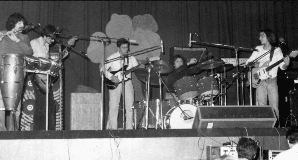 El sonido de Irreal - El primer grupo en el cual participó Juan Carlos Baglietto se formó a mediados de 1975 y se disolvió sin dejar discografía oficial. Pero acá rescatamos un recital de 1980 en Tucumán, como único registro del sonido de la banda. 23ac3390 5613 448b 9123 c8824367c66d