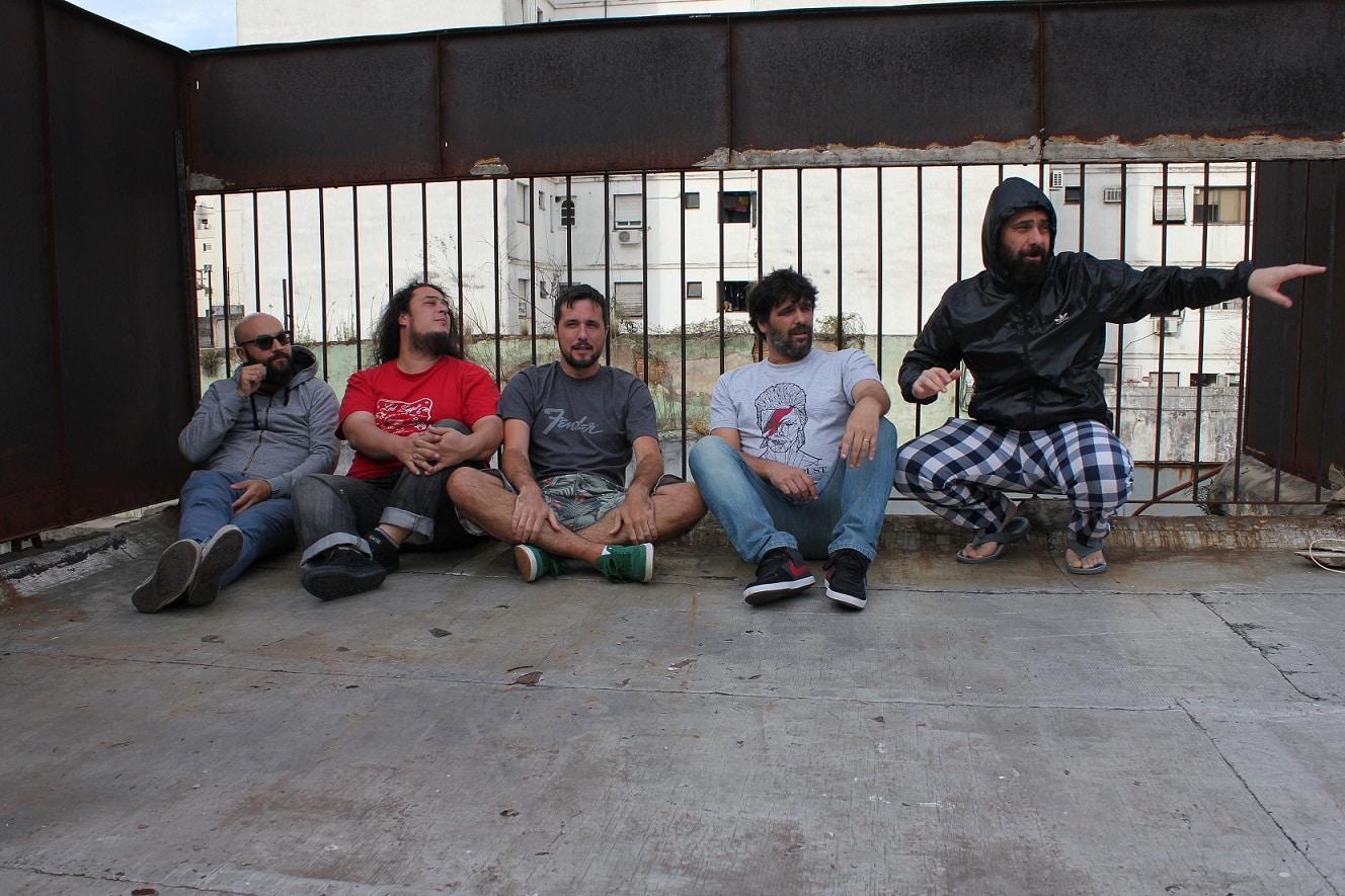Proyecto Da Silva: "La intención fue calmar nuestra propia ansiedad" - Con dos canciones editadas, el conjunto de rock progresivo Proyecto Da Silva muestra un anticipo de lo que será su segundo disco y que irá más por el lado del pop y la electrónica. “En general cuando las bandas muestran los adelantos es para calmar la ansiedad de su público que está esperando las nuevas canciones, en nuestro caso la intención fue calmar nuestra propia ansiedad y ver qué sucede con esas canciones nuevas”, explica Fernando Larrosa, encargado de los sintetizadores y programaciones de Proyecto Da Silva.
“TRT” y “Gente correcta” son las dos canciones que editaron en CD en formato físico por medio del sello Chancho Discos, que la banda también comanda. El álbum larga duración estará en la calle a fines de agosto, mientras se preparan para salir a mostrarlo en CABA, Rosario y Córdoba, con la intención de cruzar la frontera y llevarlo a países vecinos de la Argentina.
“El disco anterior trataba de los fantasmas internos y de la lucha contra uno mismo y contra la oscuridad interna –señala Fernando–. Este segundo álbum probablemente habla más de la oscuridad externa, de los fantasmas, y no tan fantasmas, del mundo y de todos los que juegan en contra de la propia humanidad. Los monstruos antes estaban adentro, ahora están afuera y son más horribles y peligrosos que los de antes. La lucha ahora está más enfocada en buscar un mundo un poquito más lindo. En no regalar nada, en abrazarnos y hacernos fuertes y no dejar nada en mano de quienes suponen ser dueños de todo”.
En cuanto a lo musical, el tecladista remarca que la búsqueda y la vida los fue llevando hacia sonidos y estructuras bastantes distintas al primer disco, "La lógica del sueño" (2016). Si el material anterior mostraba cuestiones progresivas y densas, este flamante álbum dejará ver un costado más despojado con presencia electrónica, pop, más silencio y menos intensidad.
“Algo genial es que cuando empezamos a laburar fuerte en los ensayos, luego de terminar de grabar, nos pasó que aparecieron dos o tres canciones nuevas, así que ese es otro plan que no nos permite desinflarnos. Ya estamos laburando en eso, tratando de descifrar cómo van a ser las próximas canciones y todavía no editamos este disco”, se entusiasma Fernando.
Con lo dificultoso que es llevar adelante una banda con sus mil funciones, además de componer y tocar, ¿por qué crear y comandar un sello independiente que aglomere otros conjuntos y sus problemas?
Hoy tener una banda no es solamente componer y tocar, son mil funciones. La idea de Chancho Discos es llevar esas mil funciones a un ámbito un poco más abierto y colectivo. No hacer todo cerrado al interior del grupo sino también abrir el juego con otras bandas y gente con la que nos llevamos muy bien. En el sello, con otros conjuntos y con músicas bastante distintas a las nuestras, hay diversidad de estilos, de gustos y de sonidos, de propuestas y de ganas y búsquedas que hacen que nuestro mundo sea bastante más abierto y más lindo. Poder compartir este tipo de cosas y poder abrazarnos en la diversidad es un crecimiento y un aprendizaje para todos nosotros, como músicos y como personas. También porque nos gusta la música y la independencia es que nos parece genial poder reunirnos, trabajar en conjunto y pensar estrategias y movidas para que haya más música en el mundo. Al menos en nuestro mundo. Es apasionante ¿y por qué no hacerlo? 24e49a11 300c 4bde a0f7 d9891aed224c