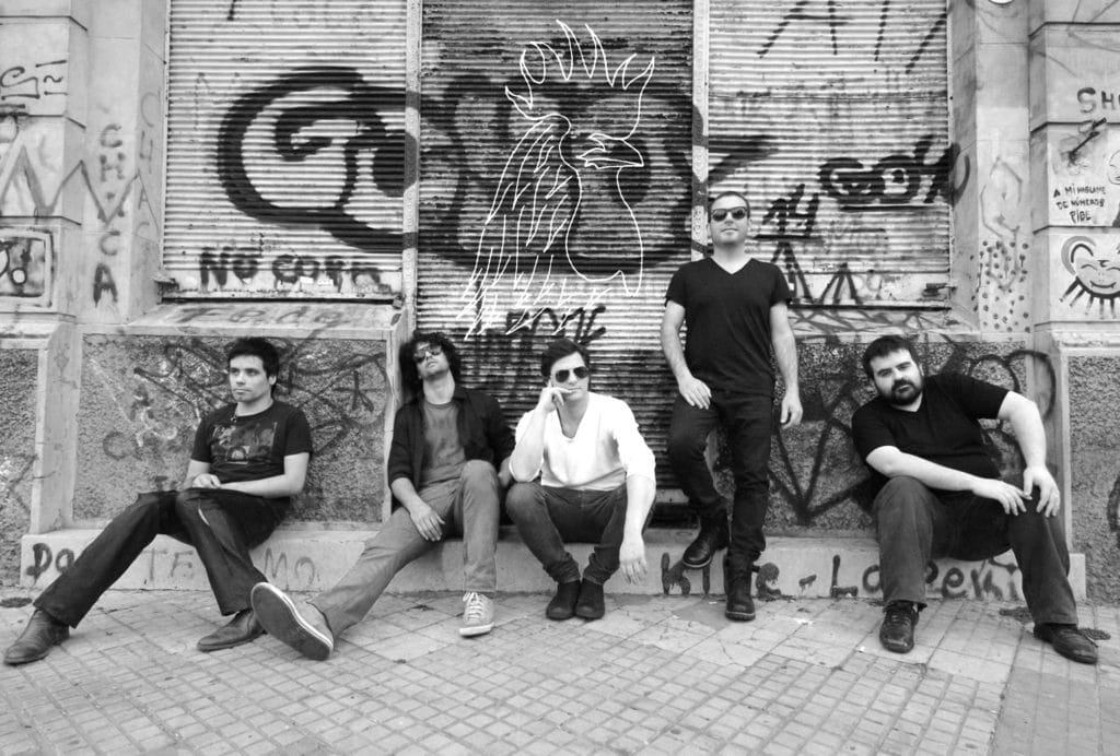 Séquito Arrogante: "No nos motiva la industria" - El músico remarca que la principal diferencia entre este y los dos materiales anteriores (“Séquito arrogante”, 2007; y “Sin dormir”, 2013) es fundamentalmente la diversidad de géneros musicales que conviven y que además fue mezclado por diez ingenieros distintos, uno por cada tema, lo que le da una impronta distinta al sonido de cada canción y hace que el disco varíe entre tema y tema. “Podemos encontrar alguna canción de protesta como también algún rock de la vida o mensajes para cosas que nos gustan o no. Estamos muy contentos con el resultado obtenido”, sentencia. 262da2a9c50c43079108d97bd1e6d789