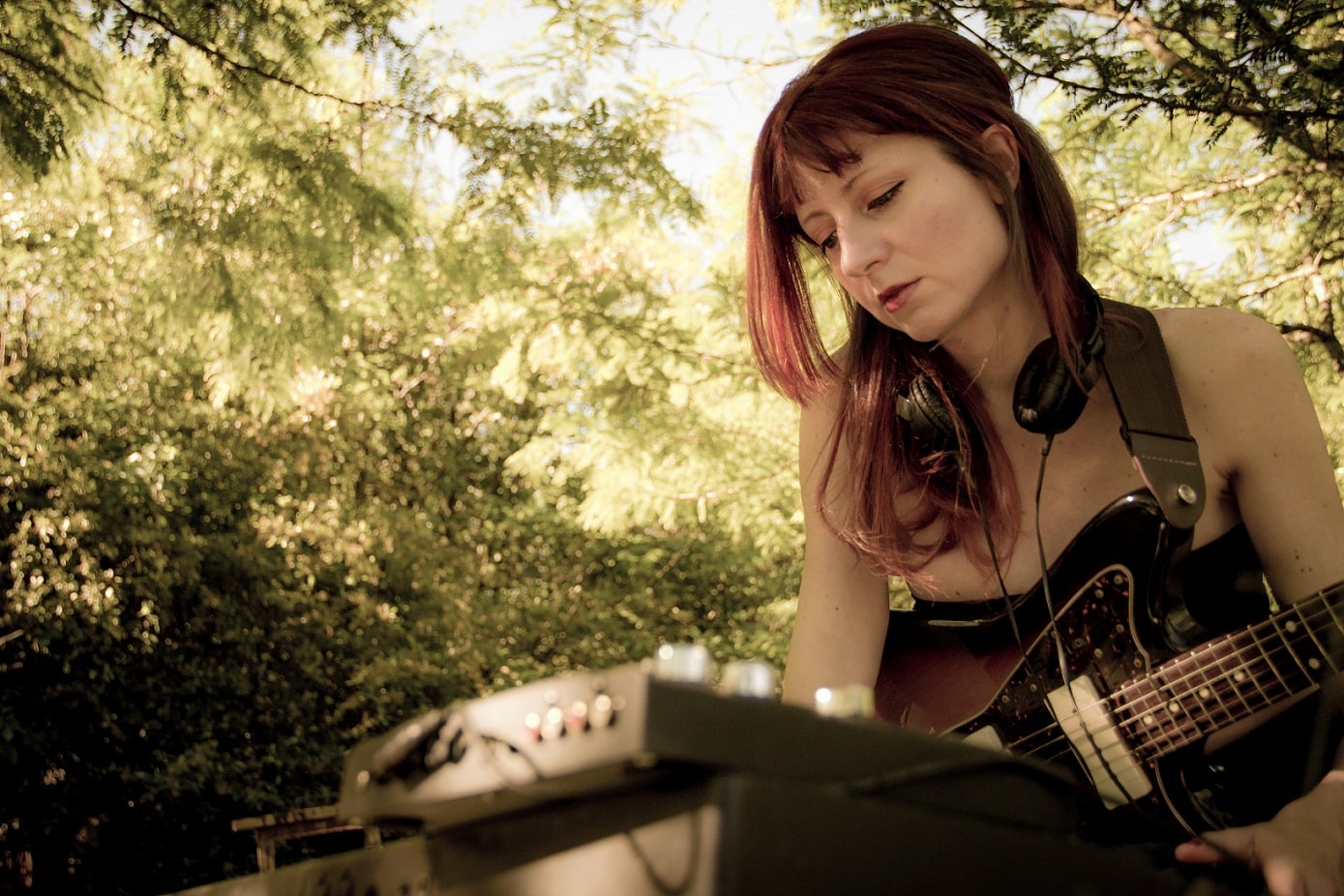 Victoria Real: "Me descubro a cada momento" - Victoria Real es el proyecto de Victoria Caregnato, quien vivió durante algunos años en París realizando cursos en Guitar Graft dictados por Robert Fripp (King Crimson). Además, como guitarrista y en distintos proyectos, giró por España, Inglaterra y Alemania. 274a8ead d7da 4ff4 843c ebe8461302f5