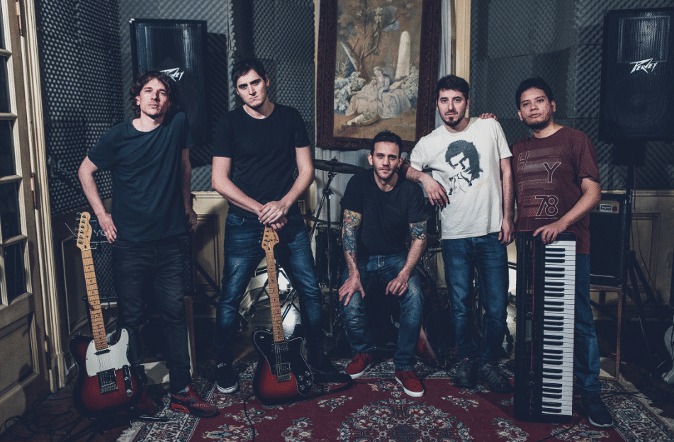 La Toscano: "La escuela de trabajo punk es la que adoptamos desde el comienzo" - Tras una espera de cinco años desde su último material, La Toscano lanza su tercer álbum de estudio, "Kamikazes en eterna despedida", donde vuelven a poner al rock canción como eje. "Quisimos hacer un disco de rock épico -afirma .su guitarrista Alejandro Costas-. El tiempo dirá hasta qué punto lo logramos, pero por el momento es nuestra gloria personal. Tiene un concepto de ‘Blood on the tracks’ de Bob Dylan u ‘Honestidad brutal’ de Calamaro: Emociones al límite convertidas en canciones, gracias al rock y la amistad". Se tomaron un tiempo largo para lanzar un nuevo álbum, ¿a qué se debió? En estos cinco años estuvimos girando, presentando el disco anterior "Platos rotos", cambiamos dos integrantes, armamos nuestra sala propia, compusimos canciones, grabamos, mezclamos, fabricamos el álbum, y muchos etcéteras más. Hacer todo eso nos llevó cinco años, casi sin darnos cuenta. ¿Qué los motivó a volver a grabar? La música es la que nos motivó. En doce años de banda, todavía no hemos encontrado mejor plan para los lunes y los jueves que juntarnos a ensayar y componer. Cuando tengamos algo más gratificante seguramente dejaremos de hacerlo. ¿En qué se diferencia "Kamikazes" con los anteriores materiales? Creemos que es nuestro mejor disco, tanto a nivel compositivo, como de interpretación y sonido. Los discos anteriores nos siguen gustando, pero en este pudimos lograr lo que queríamos. Supongo que eso debe ser "evolución" o algo parecido. ¿El título del álbum responde a alguna situación actual del grupo o a algún hecho en particular durante estos años que los haya hecho pensar en no continuar? Es una frase que está en un tema del disco. En ese caso se refiere a una situación de pareja. Pero sacándola de ese contexto, nos dimos cuenta que tiene múltiples interpretaciones. Una de ellas puede ser la opción que tenemos en la vida de seguir o dejar cualquier cosa que hagamos; y en el caso de la banda, en los momentos que se piensa en bajar la persiana, por ahora siempre se prefirió continuar en la eterna despedida, que suele ser más divertida. ¿Ser músico independiente es kamikaze hoy en día o ven a la independencia como un privilegio? Más bien creemos que en los tiempos difíciles que se viven, el no tener un proyecto artístico que sirva como cable a tierra es de kamikaze. Nosotros nos sentimos privilegiados de estar subidos en este barco que se mueve solo por la música y la amistad. El tema de la independencia es algo en lo que nunca nos detenemos a pensar, porque no conocemos otra cosa. Siempre fue pensar lo que queríamos hacer, y hacerlo con lo que hay. La escuela de trabajo punk es la que adoptamos desde el comienzo. La Toscano se presentará el sábado 27 de octubre, a las 21, en El Marquee. Scalabrini Ortiz 666, CABA. 2d478cbc 3984 4194 93e7 2df5df45361a