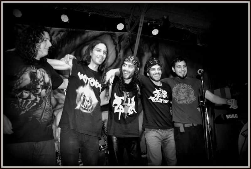 La Bella Época: "Todos caminamos para el mismo lado" - El conjunto de rock and roll La Bella Época, oriundo de Parque Patricios, presenta su tercer disco, que cuenta con la participación y producción de Chizzo Nápoli de La Renga. "Este nuevo disco, ‘Despierta la fuerza’, es el resultado de la transformación que tuvo la banda al cambiar el cantante, sus composiciones y su acercamiento a los pueblos originarios –dice Machi, voz y batería del grupo–. Es el primero grabado en nuestra sala, ‘La casa que vibra, y quisimos mostrar el arte, el sonido y la autogestión de una forma de vivir y sentir. Despertar la fuerza interior que nos mueve hacia los sueños". Formados en 2006, La Bella Época se completa en la actualidad con Mono (bajo), Mati Dragón (guitarra) y Johnny Amaya (teclados). Sus dos primeros discos son "Lo nuevo de la probeta" (2007) y "Salvaje desafío" (2010). Para su tercer material convocaron a Germán Lentino y al frontman de La Renga para la producción. "Nos generó y nos aportó una manera de expresar nuestra música y con ello separarnos un paso más de lo que la banda venía tocando –señala Machi sobre la participación de Gustavo Nápoli–. Cambiamos los sonidos de teclados, las afinaciones, generando nuevos colores y formas". Llevan más de diez años como grupo. ¿En qué cosas han evolucionado? ¿Evolución, nosotros? (risas) ¿Llaman evolución a vivir entre fronteras? ¿Qué te podemos decir? El único crecimiento en el que creemos es que ahora todos caminamos para el mismo lado. ¿Ese camino de la independencia y autogestión sigue siendo el elegido por la banda o es una cuestión de circunstancias y les gustaría trabajar con una discográfica? No estamos a favor de los sellos simplemente porque quieren intervenir en nuestra artística. Si en algún momento aparece un sello que no interfiera con nuestra forma, se verá. Por eso acabamos de formar nuestro propio sello "La casa que vibra discos", en el cual se manifiestan nuestros sueños de la autogestión. La Bella Época se presentará el sábado 26 de agosto, a la medianoche, en Teatro Verdi. Av. Almte. Brown 736, CABA. 34b034b7 14e0 483e 8862 53b1874cd2b9