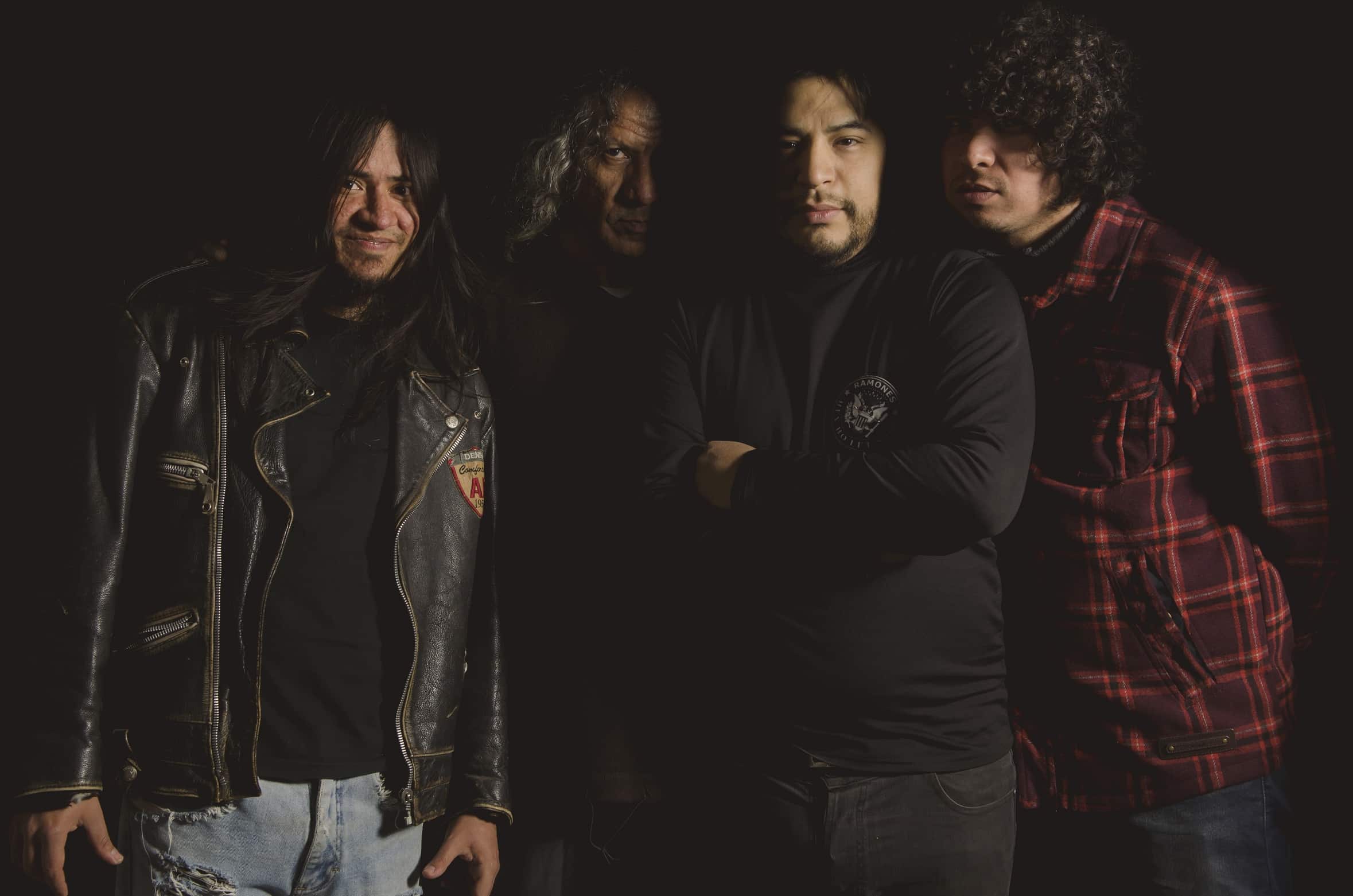 Patones exterioriza sus asuntos internos - El conjunto santiagueño de punk rock con más de una década y media de formación lanzó el año pasado en formato digital su segundo álbum, "Asuntos internos". “Refiere a temas básicamente personales, expresados en las letras de las canciones, por eso que elegimos ese nombre para el disco -afirma Sergio Coronel, voz y guitarra-. Son letras que acompañan el proceso madurativo como individuos. Comparativamente al primer disco, donde se plasmaban emociones más adolescentes, las letras de este refieren a otras vivencias que puede tener cualquier mortal treintañero”.
El frontman del conjunto remarca que Patones le canta a las dificultades existenciales, a los problemas laborales, amorosos, psicológicos, pero siempre desde una mirada reivindicativa y no catastrófica. Los inconvenientes que enumera Sergio a cualquiera le resultarían usuales, pero toda banda fuera de la provincia de Buenos Aires sabe que el camino para llegar a la mayor cantidad de lugares posibles de la Argentina con la música es cuesta arriba, lo que a veces lleva a abandonar los sueños rápidamente, y que sostener el trabajo de un grupo durante 15 años no es nada fácil.
“Creemos que Internet es una herramienta de gran alcance territorial, incluso potencialmente a otros países –señala-. El disco aún no se encuentra en su formato físico y ha tenido una buena repercusión, ya sea por visitas de público como de recepción de medios radiales, no solo de Santiago del Estero, planteando incluso la duda de si hacer ese formato material o no. Pasar por Buenos Aires permite el compartir escenario físicamente con bandas con más trayectoria o incluso de otras provincias o países como el caso de Punkzer de Uruguay”.
A Sergio lo acompaña Marcelo Ponce en guitarra, Carlos Trejo en bajo y Ramón Antuz en batería. Las influencias del conjunto van por el punk inglés y estadounidense de los 70 y las bandas punk Argentinas de los 80 y 90.
¿Cómo es la movida punk rock en Santiago del Estero?
Retratar la situación del punk rock y de géneros que no corresponden al folklore, no es muy alentadora. Sin embargo, poder relatar la situación ayuda a detectar los límites externos para poder hacerlos conocer y también que se reconozca el esfuerzo de las bandas de rock y punk en general. Las dificultades a la vez hacen que las bandas de esta movida, sean más solidarias entre sí. La falta de lugares para tocar o los medios donde difundir, generan una red donde se colabora para darnos espacios a cada banda.
Patones se presentará el domingo 30 de julio, desde las 15, en el Festival Rock & Folk en la Plaza Añoranzas en Santiago del Estero. 3c15879a 7f6c 4a39 a270 b0cf22c58e10
