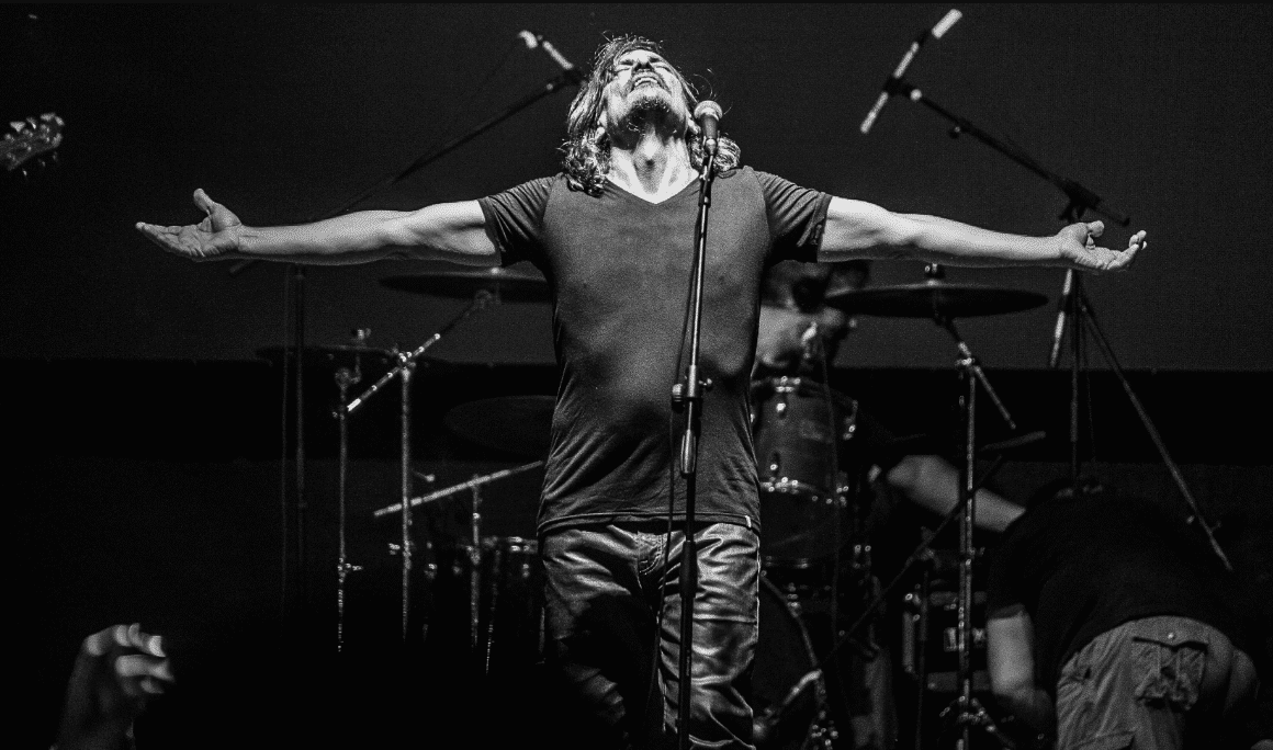 Tavo Angelini: "La locura siempre está presente" - El ex líder de la legendaria banda santafesina Carneviva acaba de lanzar su primer álbum solista, “Atávico”, donde vuelca toda la experiencia de sus casi tres décadas de carrera en el rock. “Es un disco que me representa en esta etapa de la vida y que al escucharlo sigo disfrutándolo -afirma el músico santafesino Tavo Angelini-. Este trabajo tiene doce canciones que me han movilizado para transmitir lo que pienso y valoro de los días vividos”.
¿Qué cosas te permitiste como solista para este álbum que antes con una banda no podías?
Hacer las canciones con mi impronta, poniendo en juego la diversidad que me constituye. Siento plena libertad para ser y hacer y no me encasillo en un formato, eso me agrada.
¿Y qué cosas conservás de aquellas épocas de Carneviva y Patada de Elefante?
La locura siempre está presente y la energía de lo espontáneo con expresión artística.
¿Por qué elegiste a Luciano Farelli (ex Parteplaneta) para que sea el productor de tu disco? Siendo él un músico de otra generación, ¿qué cosas te aportó a vos que venís con una larga carrera?
Luciano es santafesino como yo y nos conocemos desde hace varios años, existe un respeto mutuo y vivimos muy cerca el uno del otro aquí en Buenos Aires. Estar a dos estaciones de tren nos permite fluidez en los encuentros y constancia de trabajo. Él es una persona preparada para grabar y comprometida con la búsqueda de sonidos; sabe hacia dónde apunto con las canciones y eso es muy importante para el vínculo entre un productor y un músico porque el resultado siempre es sorprendente. Su aporte fue muy importante para que hoy podamos disfrutar de esta obra.
Después de tantos años de carrera, y con las dificultades que un músico del Interior siempre tiene que afrontar, ¿de dónde surge la motivación para seguir dedicando la vida a la música?
En mi caso, la motivación surge todos los días en cada latido del corazón. Desde que uno nace y hasta el último día de vida. De no seguir adelante, te secás por dentro; es una energía que tiene que fluir y generar armonía en este universo. Podés ser del Interior o de donde sea, lo importante es saber por qué tocás música y si lo disfrutás o lo sufrís. Por suerte, para mi es un privilegio que transmite felicidad y amor.
Tavo Angelini se presentará el viernes 14 de diciembre, a las 21, en Casa Rock Palermo. Juan B. Justo 1477, CABA.Foto: Juan Martín Alfieri 3d8ddc86 f68b 4a2a 9811 fee90360b12a