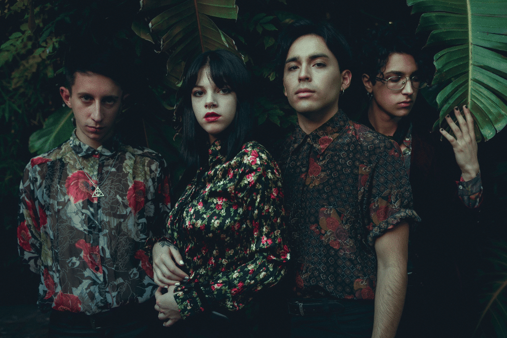 Camelia: "Pop futurista que experimenta más allá de los límites" - El conjunto de Quilmes lanza su primer material discográfico, "Príncipe Espejo" (del sello Cosmodemónica), donde buscan reflejar los distintos aspectos sociales e internos por lo que pueden pasar las personas. "Este EP es un resumen de un proceso vivido, el cual nos acompañó durante su creación –describe su cantante Natasha Vera-. Hubo muchos cambios en nosotros y en quienes nos rodean desde entonces. Salió mejor de lo que esperábamos. Aprendimos muchísimo en el proceso y aplicamos todos esos nuevos conocimientos. Tal vez no estamos completamente conformes respecto a la calidad del sonido, pero hicimos lo mejor que pudimos con las pocas herramientas que teníamos. Dejando esos tecnicismos de lado, lo amamos, es nuestro primer trabajo y expresa justo lo que queríamos que exprese". ¿A qué le canta Camelia? A las personas. A quienes no logran sentirse cómodos en este mundo. También cantamos por quienes no son escuchados, podríamos incluir a los animales o a la naturaleza. La realidad es que no buscamos un público fijo, creemos que todos somos lo mismo y queremos expresar con nuestra música todo lo que estamos aprendiendo. Queremos acompañar y equilibrarnos con el mundo. ¿Qué cosas los inspiran e influyen? Nuestra mayor fuente de inspiración es el ser honestos con nosotros mismos y con lo que sentimos. Todo nace a partir de ahí. Nos inspiran también quienes nos creen, quienes pueden sentirse identificados con nosotros, el mundo que nos rodea y nuestras ganas de generar cambios positivos. ¿Qué quisieron mostrar en este primer EP? El comienzo, con "Friccionalidad", representa la fiesta y la banalidad, a nuestra manera. Luego "Príncipe espejo" es el momento justo después de una fiesta en donde no nos sentimos cómodos y comenzamos a repensar nuestra existencia. "Tomarán" expresa conciencia y anhelo de liberación y habla sobre encontrar la paz en uno mismo y en los demás. El viaje termina con "Límite sombrío", que sugiere el comienzo del cambio y la aceptación personal. ¿Qué tiene Camelia para ofrecerle a la escena pop nacional? Queremos hacer cosas nuevas, que no se hayan oído antes. No nos podríamos encerrar nunca en un género, pero sí es verdad que nos encanta la idea de un pop futurista que experimenta más allá de los límites. Queremos sonar lo más frescos posible y sobre todo queremos transmitir algo real y sincero a quienes nos escuchen. Queremos ser escuchados, y el pop es una buena herramienta para eso. Camelia se presentará el viernes 5 de julio, a las 20.30, en Niceto CLub Lado B. Humboldt 1358, CABA. 3e58a9da 0067 41d5 841b e765d942d01d
