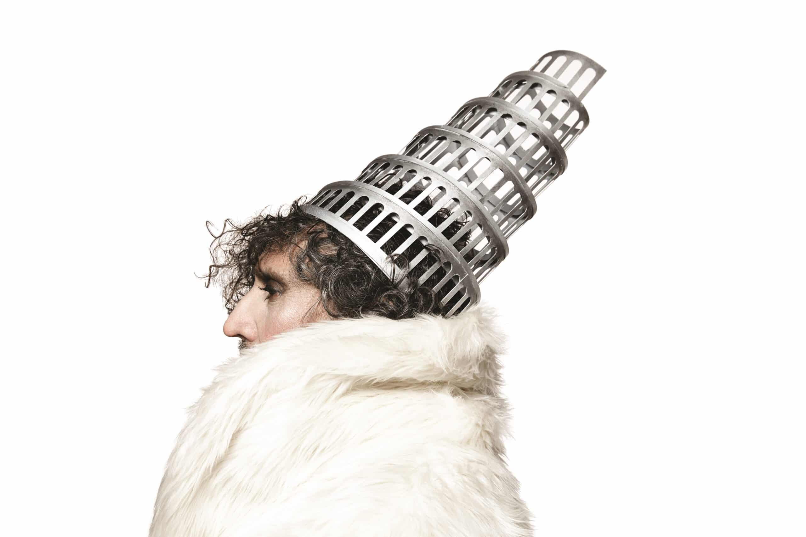 Fito Paez presenta oficialmente nuevo disco en su ciudad - Y agrega: "PD: escuchar de corrido con el celular apagado. Se le permite (aunque no sería lo ideal) una sola interrupción hacia el final de 'La mujer torso y el hombre de la cola de ameba' a aquellos que hayan bebido demasiado y sus vejigas ardan. O a quienes no puedan resistir los deseos de coger furtivamente en el baño con el primer desconocido. O a quienes tengan ganas de llorar después de aquella desoladora historia de amor after Mad Max. También se está permitido expulsar del salón al primero que pregunte 'es Fito Páez con cuerpo de mujer?'". 3ec1be32 d15f 48e7 b63a 28f01388f4c5 scaled