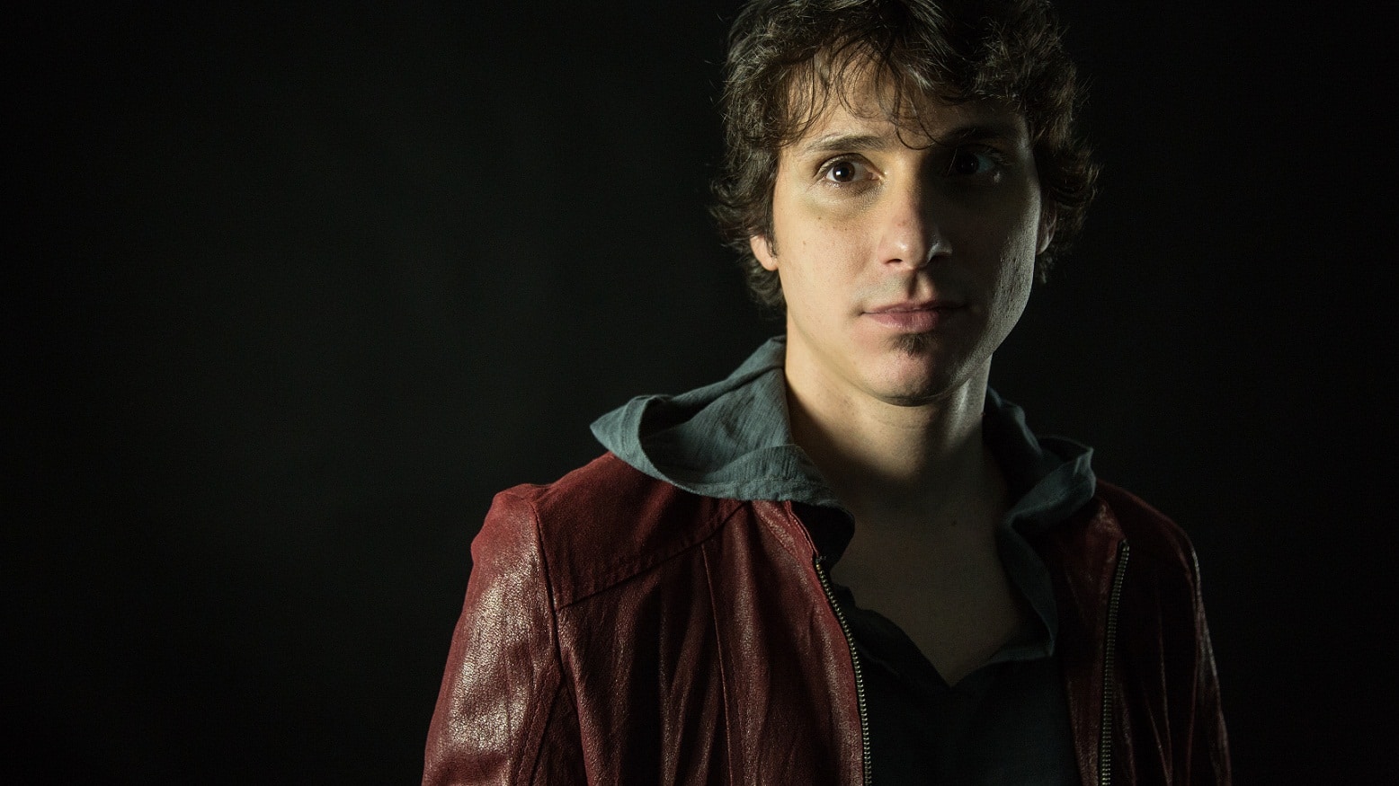 Nacho Lafflitto: "La música es una de las artes más movilizadoras" - A un año de lanzar su segundo larga duración, el cantante, guitarrista y compositor argentino no se queda quieto y ya proyecta nuevo material. "En principio estoy pensando en la posibilidad de sacar un EP de cuatro o cinco temas para fin de año, en formato solamente digital antes de ponerme de lleno en el próximo LP –anticipa Nacho–. Me parece que con la evolución que está teniendo la escucha de música, está bueno compartir nuevo material en pequeñas dosis y tener novedades artísticas cada año. Me imagino un EP con una mixtura bastante marcada entre programaciones e instrumentos acústicos". Su primer álbum, “Bóveda celeste”, fue editado en 2012 y cuatro años más tarde lanzó “Otoño” bajo la producción de Hugo Basualdo y con la participación de músicos como Claudio Cardone, Patricio Villarejo y Carlos Buono. "Con su enorme talento le dieron un salto de calidad tremendo", describe el joven cantante y agrega: "Se trata de un disco mucho más trabajado desde la preproducción. Junto a Hugo, maquetamos todos los temas en su homestudio con una visión estética clara del concepto general. Por lo tanto creo que es, en comparación con ‘Bóveda celeste’, más homogéneo y conciso en cuanto a su sonoridad. Por otro lado hay una diferencia bastante marcada en la lírica ya que ‘Otoño’ es mucho más introspectivo y personal". A un año de su lanzamiento, ¿qué satisfacciones te trajo? Desde el punto de vista de la grabación fue una gran experiencia, ya que lo pude hacer en estudios de primer nivel como El Santito y El Pie y se logró un sonido que superó las expectativas. Con respecto a las canciones que lo componen, más allá de que coexistan arreglos, ritmos y orquestaciones diferentes, creo que pude llegar a lograr un estilo propio bastante marcado que se alineó muy bien con el concepto general del disco que tenía en mente. Pero sin lugar a dudas, la mayor satisfacción que me trajo, fue la oportunidad de que participaran músicos increíbles. ¿Qué cosas fueron evolucionando desde tus comienzos hasta hoy? La evolución que siento más notoria se da en la forma de encarar tanto los proyectos como la creación misma de mi música. Creo que hoy lo hago de una manera mucho más libre y sin prejuicios, donde prima mi visión y la de mis compañeros y donde ya no me atormenta tanto el qué dirán. ¿Qué mensaje buscás dejar con tu música? Desde muy chico tengo claro que la música es una de las artes más movilizadoras. Siempre generó internamente en mi un cúmulo de sensaciones increíbles. Busco eso, tratar de generar algo parecido a lo que siento con la música. Si una canción mía logra conmoverme desde cualquier lugar, voy por el camino correcto. 3ef88f7d 2d69 469a ab45 4e8a0972d974
