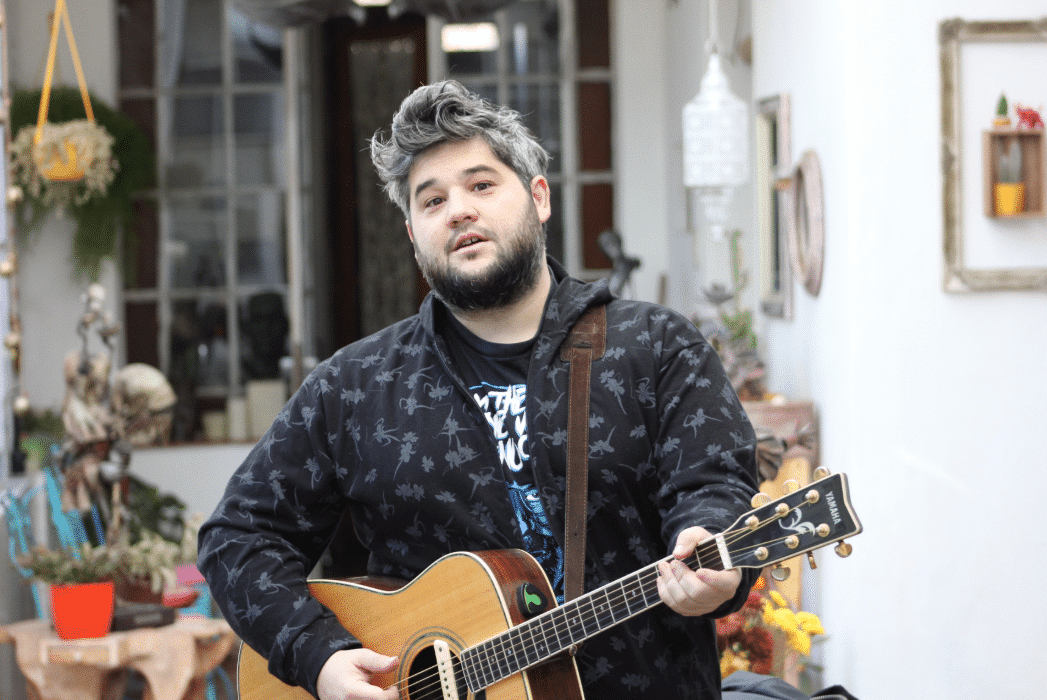 Javier Montalto: "Manejo una estética sonora que se me hace natural" - Tras la separación en 2016 de su anterior proyecto, Chocogüon, Javier Montalto emprendió su propio camino musical y un año después lanzó su primer disco solista, el cual oscila entre el folk y el rock alternativo. 3f4dc89b 831f 42e1 bbf2 09f21d43e1c7