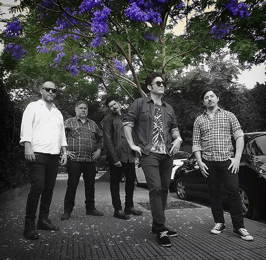 Niño Azul: "Un álbum con sonido ecléctico" - Que somos personas enamoradas de la música, y que al ser cinco integrantes con un gran bagaje de años de escuchar, tocar, filmar e incluso ir a ver cientos de shows, la motivación de plasmar todos esos estímulos e influencias es inevitable. Disiento un poco con eso de que difícilmente podamos insertarnos en el mainstream, ya que hay grandes bandas en el rock nacional que han acaparado más recursos musicales que nosotros y han nutrido mucho a la escena. 42d72c2e 9b09 492e 91da 112917f86dad