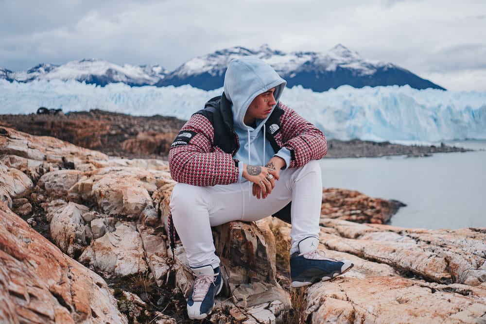 Duki presentó "Desde el fin del mundo" en el Glaciar Perito Moreno de la mano de Movistar - Duki nos tiene acostumbrados a propuestas innovadoras. Esta vez volvió a trascender los límites e ir más allá de lo esperado, viajando hasta El Calafate para presentar su más reciente trabajo de estudio: "Desde el fin del mundo". El show fue transmitido en exclusiva a través del canal de YouTube de Movistar, en vivo para todo el mundo con uno de los paisajes más hermosos de Argentina como escenario: el Glaciar Perito Moreno. 4b73f8ce 4331 4eeb 8029 96d89be1d691