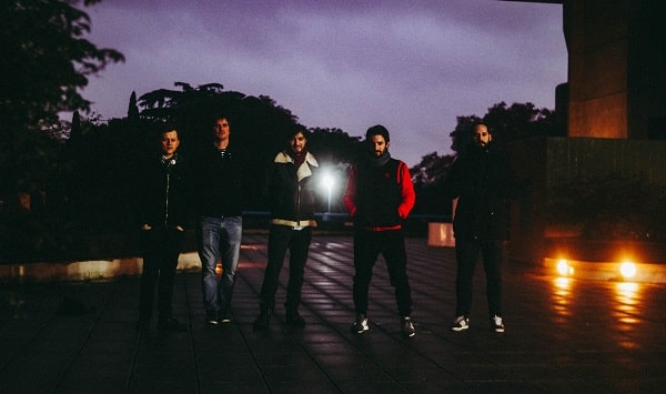 Dos Lugares: "Nos gusta el pop con un mensaje profundo" - El conjunto de pop rock lanza su interesante álbum debut "Fichas", con marcadas influencias nacionales de los 80. "Teníamos la parte estructural de cada canción bastante cerrada antes de empezar a grabar, pero hubo mucha experimentación de sonidos, de efectos y recursos, y llegar a resultados antes impensados fue siempre una muy linda sorpresa", afirma su cantante, Juan Huarte. El primer Larga Duración del conjunto que se completa con Martín Pérez Alonso (guitarras), Juan Silva (bajo), Sebastián Huarte (batería) y Federico Ciganda (teclados) recorre los caminos del pop influenciados por Virus, Los Abuelos de la Nada y Gustavo Cerati. "Al ponernos el objetivo de grabar un disco, tuvimos que sentarnos a revisar cada canción para que funcione en esa convivencia, a pensar cuál merece estar en este disco, y en algunos casos a terminar y cerrar partes inconclusas de canciones que sentíamos tenían que entrar", recuerda el frontman sobre el proceso de composición y grabación que vivieron entre euforia y emociones fuertes que fueron creciendo a medida que cada instrumento quedaba plasmado y cada canción terminada y agrega: "A veces un deadline activa esta sentada y toma de decisiones. Sentimos que un disco era lo que necesitábamos para empezar a darnos a conocer en serio y tener una carta de presentación concisa, que uno lo escuche y diga ‘ah ok, esto es Dos Lugares’". Venían de sacar algunos simples en los últimos dos años, ¿Qué los impulsó a tomar la decisión de grabar un primer Larga Duración? Creo que el impulso fue causa y consecuencia de buscar un sonido más propio, más nuestro, con canciones que convivan entre ellas y que cada una aporte al sonido y mensaje que representa a la banda, al menos en este periodo. ¿A qué le canta Dos Lugares? A la vida en la ciudad, a la claustrofobia y alienación que esa vida trae a veces, a las pantallas, al encierro, pero también a las ganas de salir de ese encierro, a las ganas de vivir y a las ganas de bailar, de escuchar una buena canción y de olvidarse de todo por un rato. En los últimos años se empezó a ver un surgimiento fuerte de bandas influenciadas por los 80, ¿Qué tiene Dos Lugares para hacerse notar en esta escena? Dos Lugares comparte mucho de esta escena porque nos gusta ese sonido. Nos gustan las canciones con melodías simples, pegadizas y efectivas. Nos gusta el pop pero nos gusta con un mensaje profundo, inocente pero no ingenuo. Nuestro fuerte es nuestra solidez en esa búsqueda, nuestras partes funcionando en equilibrio para lograr ese sonido bailable, viejo y nuevo a la vez, y fácil de escuchar, sin culpa. Dos Lugares se presentará el viernes 7 de septiembre, a las 21, en La Confitería. Av. Federico Lacroze 2963, CABA. 4b942c7d bad9 46de 932d bd19cf97b43c