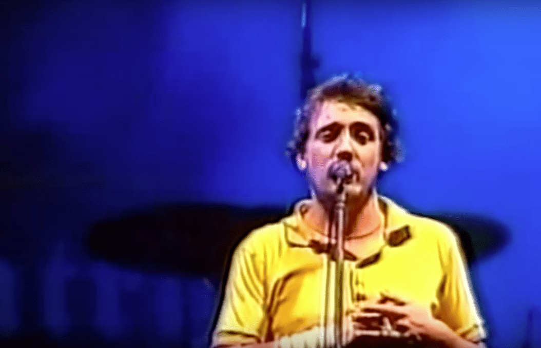 La Vela en Montevideo - Un registro inédito de cuando La Vela recién estaba explotando en popularidad en su Montevideo natal: verano del 2002, durante la presentación del primer disco en el Parque Rodó de la capital uruguaya. 511c6adf 2f27 4ae8 8992 42b87e656fc3