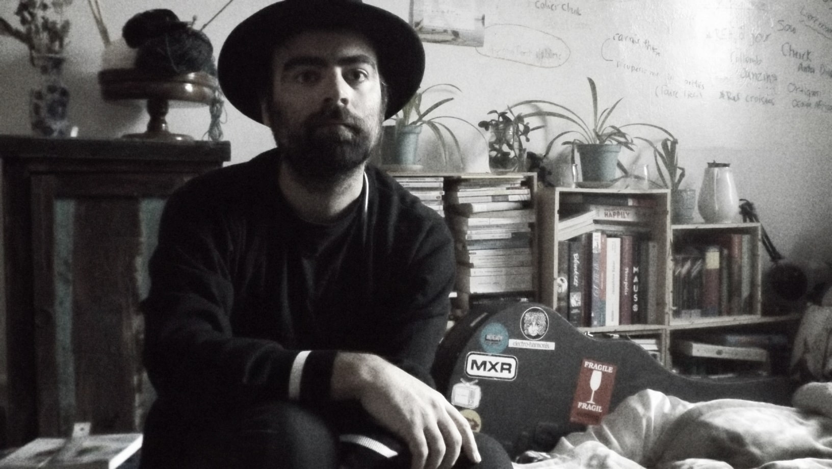 Emma Rousset: "La atmósfera folk rock del under francés me encanta" - "Lanzar un single, como adelanto del disco que grabaremos en los próximos meses, me pareció una buena opción por dos razones: hoy en día la gente no dispone de tiempo y quizás de atención para escuchar un disco completo de siete u ocho canciones, es menester abordarles con un producto chico y conciso. Y segundo, porque me iba de viaje por tres meses y quería tener algo fresco para poder compartir en la gira, un simple fue la opción más certera", afirma el cantante entreriano Emma Rousset sobre el lanzamiento del simple "Le sourire inattendu", que incluye dos canciones: una de mismo nombre que el EP y "Combien". 526c85ef 006c 41bf 8820 059c2f264f6e