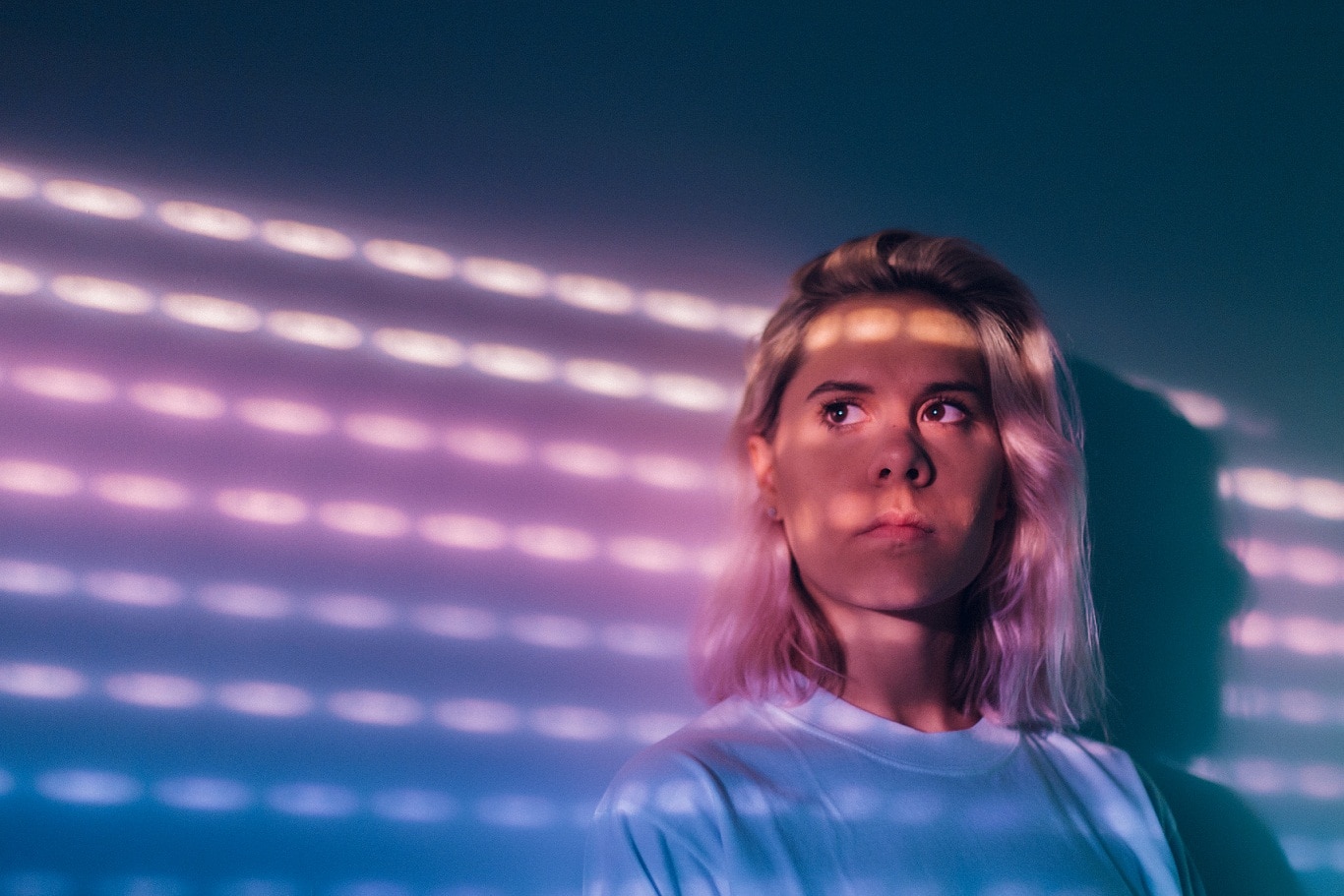 Lucía Tacchetti: "Abro mi alma y muestro todo" - La cantante bahiense Lucía Tacchetti editó este año su segundo disco con el que emprendió una gira por el interior de la Argentina, Uruguay y Estados Unidos. “Este año fue un sueño hecho realidad –asegura la joven compositora–. Siempre dije que quería viajar con la música y se está cumpliendo. Cada viaje aprendés del público, te encontrás con personas que te escuchan a muchos kilómetros de casa, y cada show es muy distinto; aprendés a plantarte en un escenario, a sortear obstáculos que hay que resolver el día del show, y conocés gente y lugares increíbles, así que creo que no hay modo de no nutrirse de eso. Para mi es hermoso”.
Los primeros pasos musicales de Lucía fueron estudiando piano, para luego volcarse al ukelele y así aparecieron sus primeras canciones en 2013. Un año después fue convocada, nada más y nada menos, por Lisandro Aristimuño para formar parte del proyecto Música Sin Fines de Lucro, una plataforma creada por el compositor argentino.
En 2015, tras participar del programa “Elegidos” en Telefé, editó su primer Larga Duración, “Feriado”, un álbum acústico, más relajado.
En se segundo álbum, “Degradé” (2017), Lucía Tacchetti pinta un universo pop lleno de distintos colores musicales a través de los instrumentos de los que se hace cargo (voz, guitarra eléctrica y acústica y sintetizadores) además de los músicos que la acompañan, dándole así un sonido más poderoso e intenso y una evolución a su música.
“Este nuevo álbum tiene otros sonidos: apareció la batería, guitarras eléctricas, algunos componentes más electrónicos y entonces mutó todo –señala–. Pero a la vez la voz sigue ahí al frente y las letras siguen reflejando esa intimidad, entonces cambió la música pero hay algo de la esencia de las canciones que sigue ahí”.
Tus canciones transmiten la sensación de viaje, de paisajes y mucho vuelo hacia el que escucha.
Generar algo en el otro es lo más importante que puede pasar. Poder con la música generar emociones o que la mente se vaya a otro lugar me parece algo increíble. Poder representar algo para otra persona es de las emociones más lindas que me da la música.
¿De dónde surge esa búsqueda e idea musical? En realidad no es algo pensado, surge de mi porque soy así. Todo lo que expreso es mi vida y mis emociones, entonces creo que esa sensibilidad y esa manera de abrirme quizás es la que ayuda a las personas a empatizar y a poder sentir cosas a la par mía.
¿Abrir tu alma y volcarla en canciones es la mejor forma de conectar con el que te escucha?
Si, esa sinceridad es la que hace que la gente crea en lo que digo, porque realmente abro mi alma y muestro todo, lo bueno y lo malo, entonces ahí está el disfrute y la energía que se genera en los shows.
En las letras de varias de tus canciones se puede escuchar a una persona que se está buscando y descubriendo constantemente.
Sí, soy muy autocrítica y todo el tiempo estoy buscando cómo mejorar y cómo cambiar. Sueño muchas cosas con la música, pero principalmente la expansión: que llegue a más personas, que la escuche más gente y así poder seguir viajando y tocando. Mi mayor anhelo es hacer cada día canciones más lindas, porque ahí es donde crezco.
Lucía Tacchetti presentará su Degradé Tour el viernes 1 de diciembre a las 21 en el Chacarerean Teatre (Nicaragua 5565, CABA) 540a9349 12bc 4041 8084 6fb3165efed5