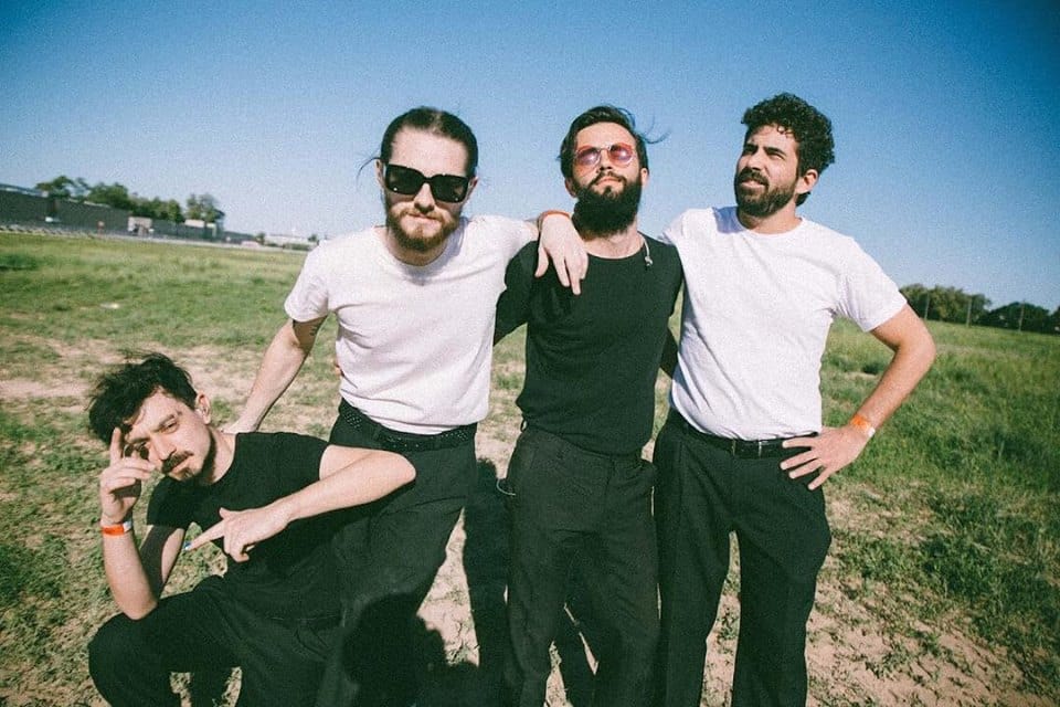 3 razones para llegar temprano al Lollapalooza - Aquí tres opciones musicales para entrar pasado el mediodía al predio del Hipódromo de San Isidro en cada jornada del festival más masivo de Buenos Aires.
Telescopios
El conjunto cordobés de rock, pop y psicodelia mostrará material de sus tres discos de larga duración: "Verbo" (2014), "El Templo Sudoku" (2015) y "Doble de riesgo" (2018). Viernes 29. 12.15 hs. Escenario Main Stage 1. Candelaria Zamar
Desde su muy interesante álbum debut, "Un vaso de agua" (2014), la cantante y compositora cordobesa lanzó algunos temas sueltos donde muestra su armoniosa voz y su talento con las teclas, mientras prepara su esperado segundo disco de estudio. Sábado 30. 13 hs. Escenario Alternative. Barbi Recanati
La ex líder de Utopians lanzó uno de los mejores materiales del año pasado, "Teoría espacial", un EP de cuatro canciones en el que continúa el camino del rock garagero con actitud punk y que dejó con ganas de escuchar más de ella en plan solista. Domingo 31. 13 hs. Escenario Main Stage 1. Foto: Telescopios, por Leandro Frutos 54301913 e24d 4e3b a8fc a9a4d9b66042